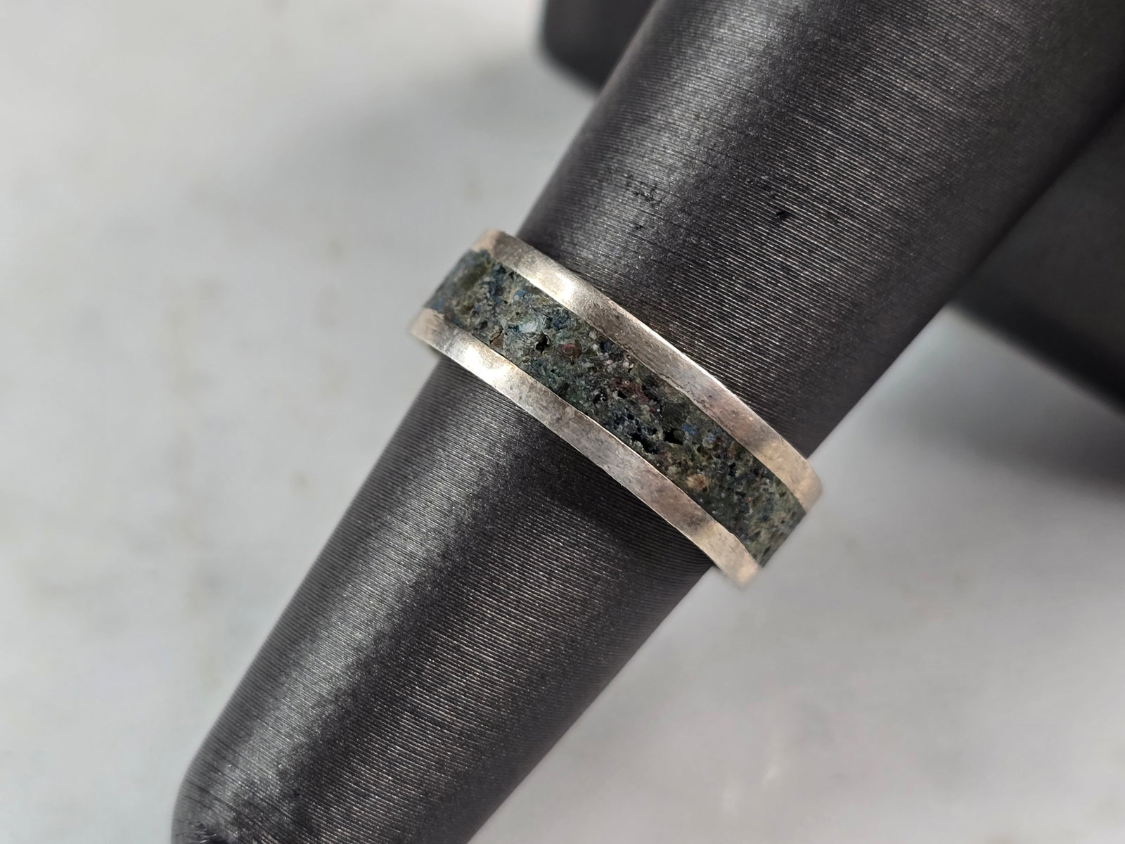 Womens Vintage Estate Sterling Silver Lapis Lazuli Stone Ring: A WOMENS VINTAGE STERLING SILVER LAPIS LAZULI STONE RING. THE TOTAL WEIGHT IS 3.0g, AND IS A SIZE 7.0. THE RING MEASURES 1/4". THIS RING WOULD MAKE A GREAT GIFT FOR SOMEONE SPECIAL. ANY QUESTIONS PLEA