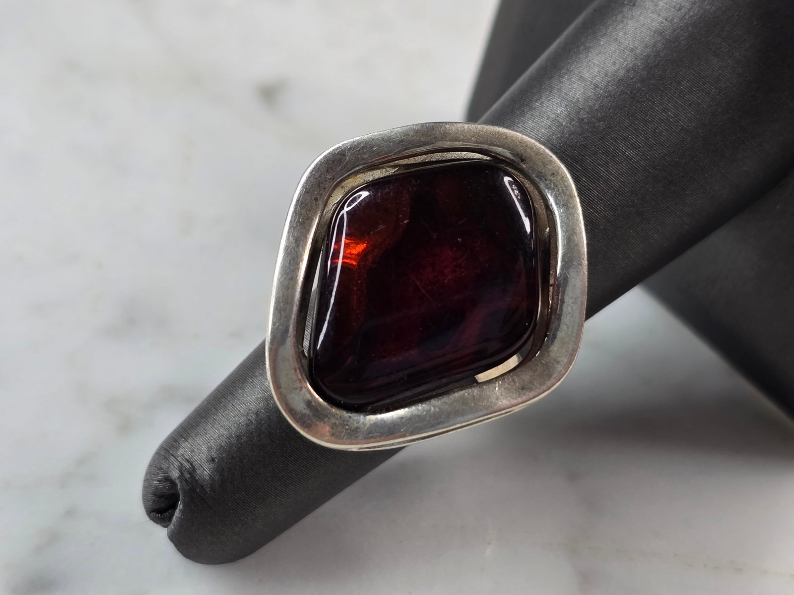 Womens Vintage Estate Sterling Silver Modernist Ring: A WOMENS VINTAGE ESTATE STERLING SILVER MODERNIST RING. RING SIZE IS 6.0, AND WEIGHS 10.1g. THE LENGTH OF THE RING IS 1 1/8". THIS WOULD MAKE A NICE GIFT FOR THAT SOMEONE SPECIAL. ANY QUESTIONS PLEASE