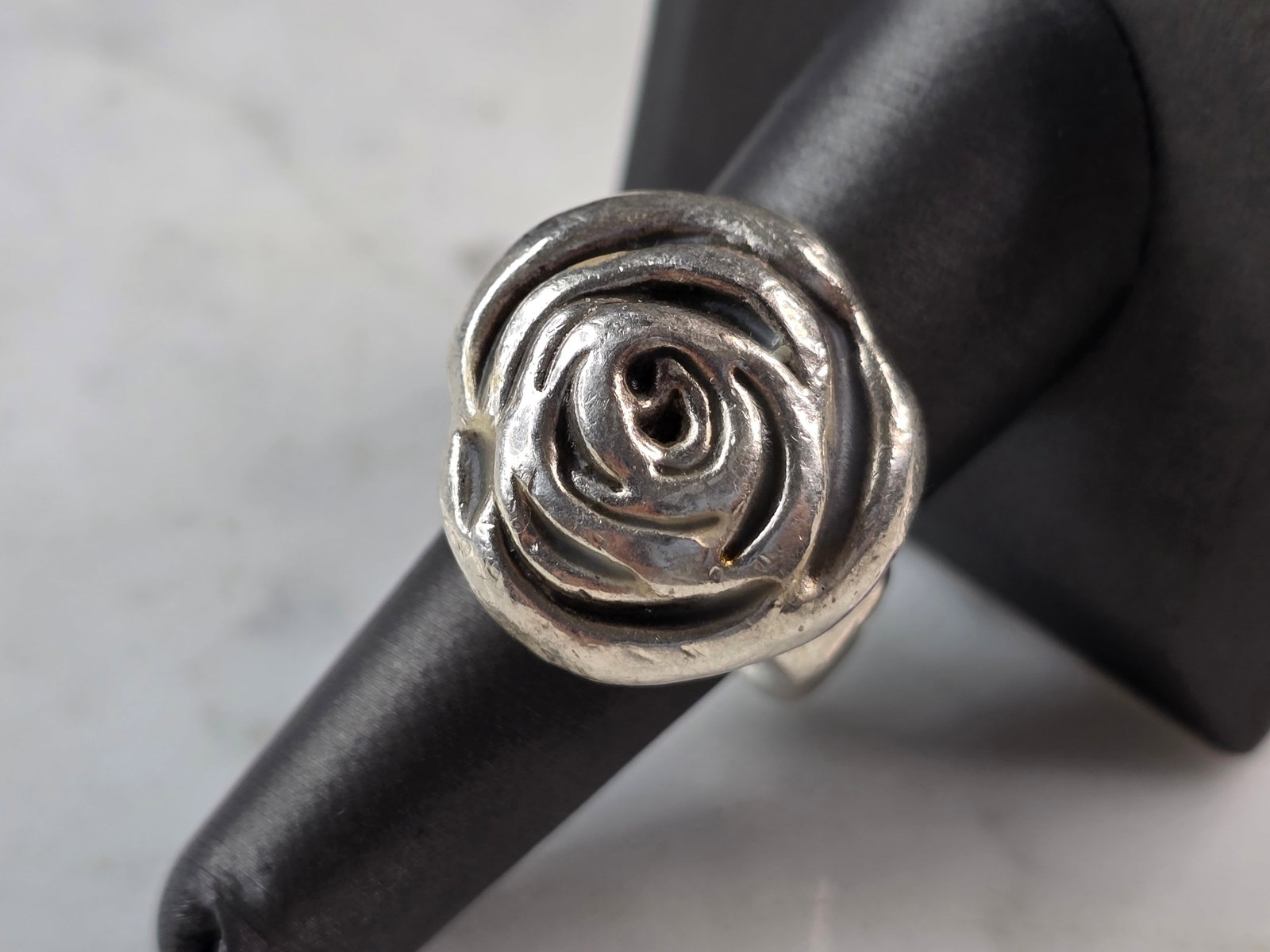 Womens Vintage Estate Sterling Silver Rose Flower Ring: A WOMENS VINTAGE ESTATE STERLING SILVER ROSE RING. RING SIZE IS A 7.5 AND WEIGHS 8.3g. THE WDITH OF THE RING IS 1". THIS WOULD MAKE A NICE GIFT FOR THAT SOMEONE SPECIAL. ANY QUESTIONS PLEASE DO NOT HE