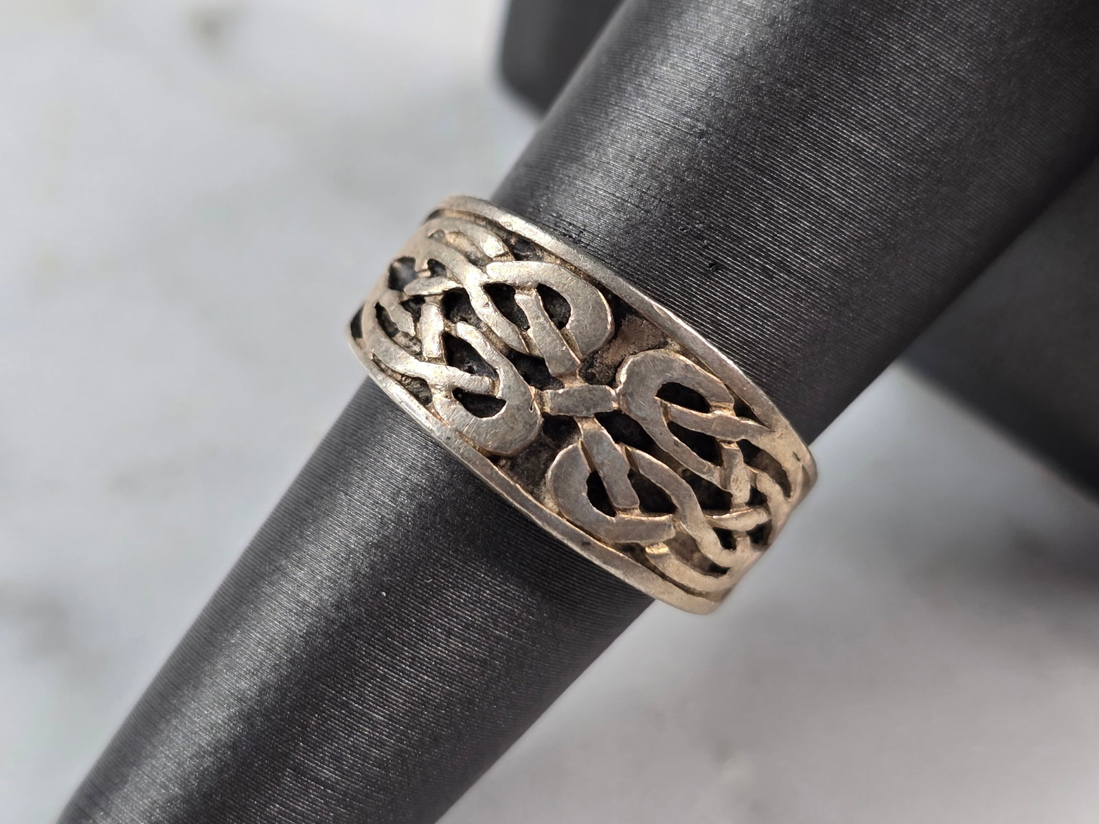 Womens Vintage Estate Sterling Silver Celtic Eternity Knot Ring: A WOMENS VINTAGE ESTATE STERLING SILVER CELTIC ETERNITY KNOT RING. RING WEIGHS 5.7g, AND IS A SIZE 7.5. THE WIDTH OF THE RING IS 3/8". THIS WOULD MAKE A NICE GIFT FOR THAT SOMEONE SPECIAL. ANY QUESTIO