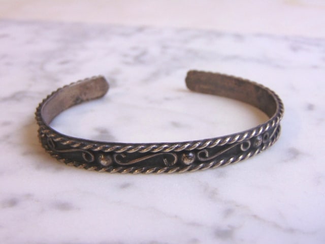 Estate Sterling Silver Cuff Bracelet: FOR SALE IS THIS WONDERFUL VINTAGE ESTATE STERLING CUFF BRACELET. THE BRACELET WEIGHS 15.8g AND IS ABOUT 1/4" WIDE. THE CIRCUMFERENCE OF THE BRACELET WITH THE GAP IS ABOUT 7". ANY QUESTIONS PLEASE DO 