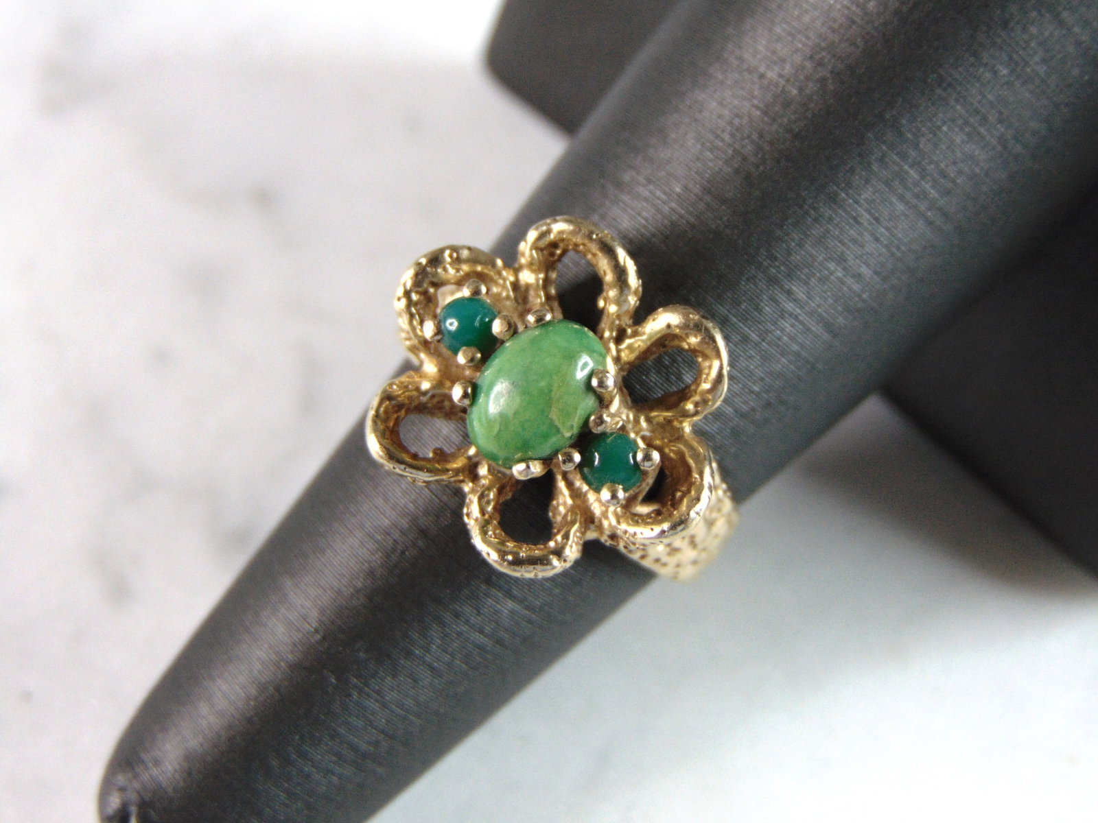 Womens Vintage Estate 14K Yellow Gold Flower Ring: A WOMENS VINTAGE ESTATE 14K YELLOW GOLD FLOWER RING. THE RING HAS FUAX BEADS. THE RING WEIGHS 6.4g AND IS A SIZE 7.0. RING IS MARKED 14K. THIS MAKES A LOVELY GIFT FOR THAT SOMEONE SPECIAL. ANY QUESTIO