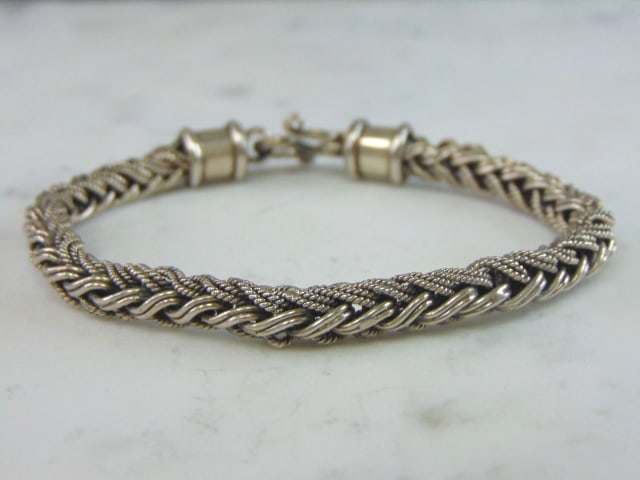 Womens Vintage Estate Sterling Silver Modernist Bracelet: FOR SALE IS A LOVELY VINTAGE ESTATE STERLING SILVER MODERNIST BRACELET. BRACELET MEASURES 8" LONG BY 1/4" WIDE AND WEIGHS 29.7g. THIS WOULD MAKE A LOVELY GIFT FOR THAT SOMEONE SPECIAL. ANY QUESTIONS, 