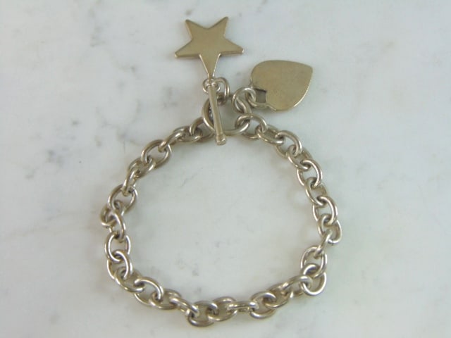 Womens Vintage Estate Sterling Silver Charm Bracelet: FOR SALE IS A LOVELY VINTAGE ESTATE STERLING SILVER CHARM BRACELET. BRACELET MEASURES 8" LONG BY 3/8" WIDE AND WEIGHS 34.2g. THIS WOULD MAKE A LOVELY GIFT FOR THAT SOMEONE SPECIAL. ANY QUESTIONS, PLEA