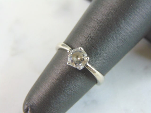 Womens Vintage Estate Sterling Silver CZ Ring: A WOMENS VINTAGE ESTATE STERLING SILVER CZ RING THAT WEIGHS 1.9g. THE RING IS A SIZE 4.0. THIS WOULD MAKE A NICE GIFT FOR THAT SOMEONE SPECIAL. ANY OTHER QUESTIONS PLEASE DO NOT HESITATE TO ASK. BE SU