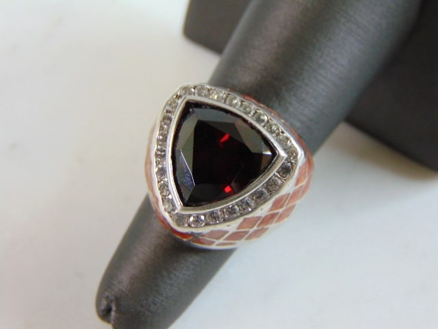 Womens Vintage Estate Sterling Silver Multi Stone Ring: A WOMENS VINTAGE ESTATE STERLING SILVER MULTI STONE RING. THE RING WEIGHS 14.4g AND IS A SIZE 6.25. NOT SURE IF STONES ARE NATURAL OR MAN MADE. ANY QUESTIONS PLEASE DO NOT HESITATE TO ASK. BE SURE TO 