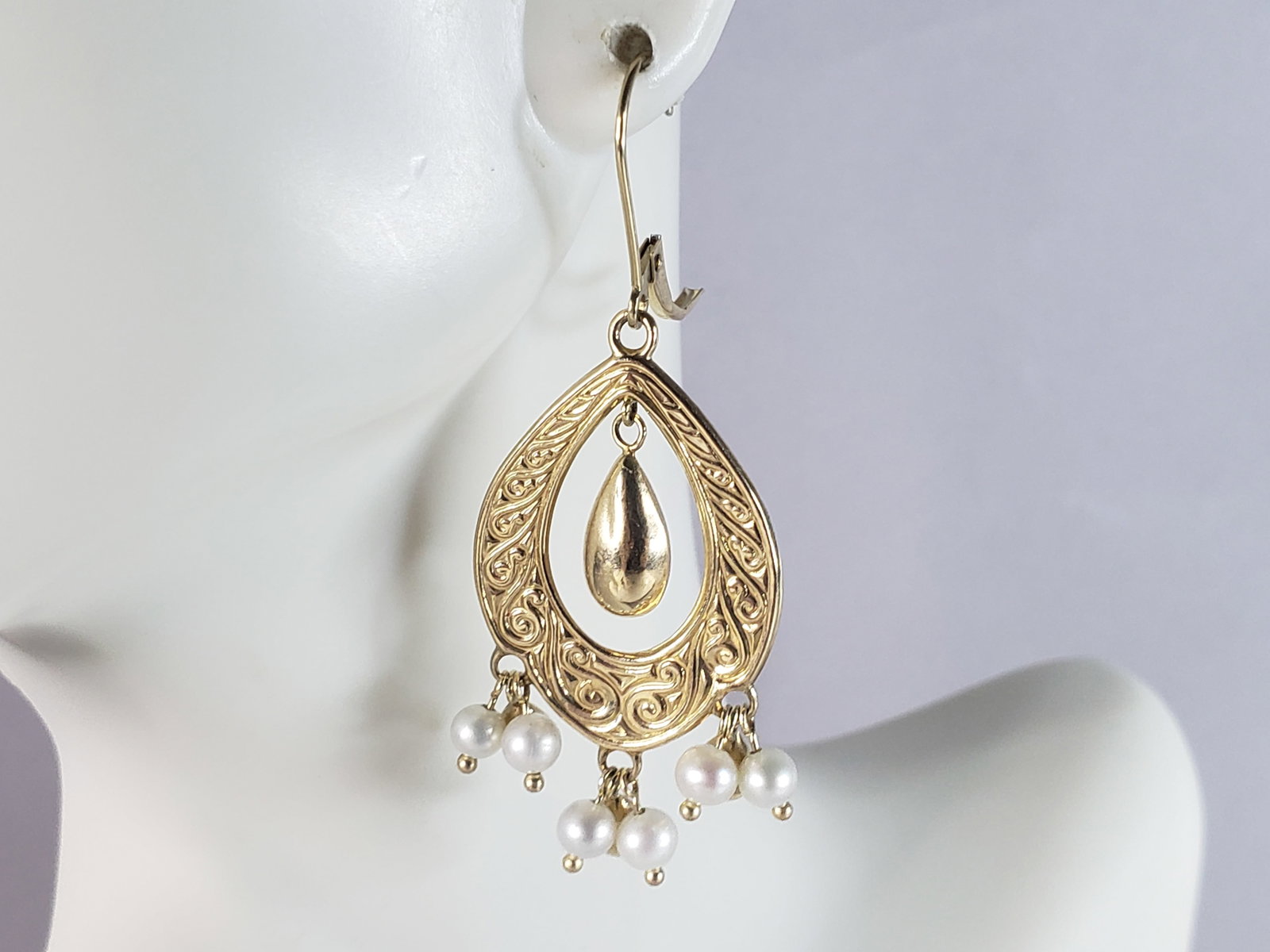 Womens Vintage Estate 14K Yellow Gold Dangle Earrings: FOR SALE IS THIS PAIR OF 14K YELLOW GOLD DANGLE EARRINGS. THE EARRINGS WEIGH 5.0g AND MEASURE 2" LONG BY 3/4" WIDE. THEY MAKE A LOVELY GIFT FOR THAT SOMEONE SPECIAL. IF ANY QUESTIONS, PLEASE ASK. BE S