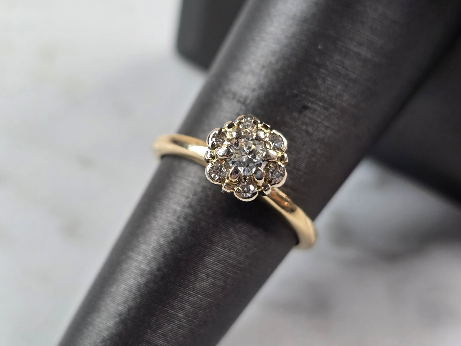 Womens Vintage Estate 14K Yellow Gold Diamond Ring: A WOMENS VINTAGE ESTATE 14K YELLOW GOLD DIAMOND RING. THE TOTAL WEIGHT IS 2.9g, AND IS A SIZE 6.5. THE WIDTH OF THE RING IS 1/4". THE CENTER DIAMOND IS ABOUT 0.15cts, SURROUNDED BY 6 ACCENT DIAMONDS. 
