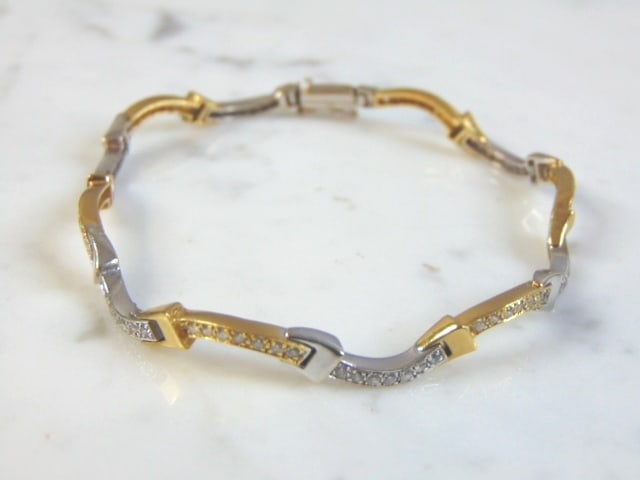 Womens Vintage Estate 18K Gold Diamond Bracelet: A WOMENS VINTAGE ESTATE 18K GOLD WOMENS BRACELET WITH ABOUT 1.2cts OF DIAMONDS. THE BRACELET MEASURES 7 3/4" LONG BY 1/4" WIDE , AND WEIGHS 12.8g. WOULD MAKE A GREAT GIFT FOR THAT SPECIAL SOMEONE. ANY