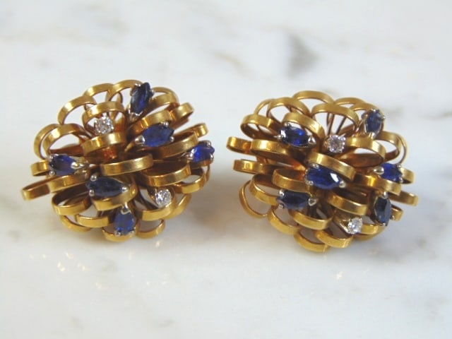 Womens Vintage Estate 18K Gold Diamond Sapphire Modernist Earrings: A PAIR OF 18K GOLD DIAMOND & SAPPHIRE MODERNIST EARRINGS THAT WEIGH 20.7g, AND MEASURE 1 1/8" LONG BY 7/8" WIDE. THERE ARE ABOUT .12cts OF DIAMONDS. THIS MAKES A LOVELY GIFT FOR THAT SOMEONE SPECIAL. 
