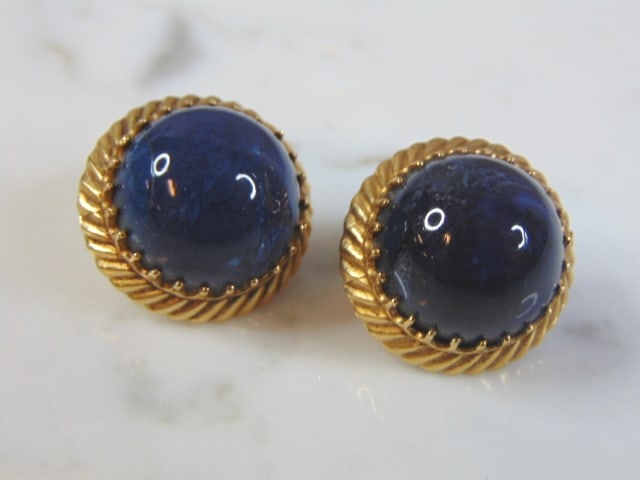 Womens Vintage Estate 14K Yellow Gold Lapis Lazuli Earrings: FOR SALE IS THIS LOVELY VINTAGE 14K GOLD LAPIS LAZULI EARRINGS. THE EARRINGS WEIGH 14.7g. THE EARRINGS MEASURE 7/8" BY 1/2". WOULD MAKE A GREAT GIFT FOR THAT SOMEONE SPECIAL. IF ANY QUESTIONS, PLEASE 