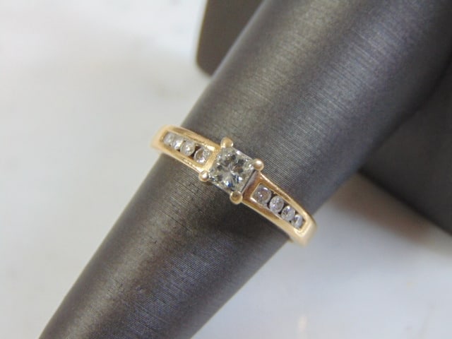 Vintage Estate Womens 14K Yellow Gold Diamond Ring: FOR SALE IS THIS VINTAGE ESTATE 14K GOLD DIAMOND RING. THE RING IS A SIZE 6.75 AND WEIGHS 3.3g. DIAMOND IS ABOUT .49cts. RING MAKES A BEAUTIFUL GIFT FOR THAT SOMEONE SPECIAL. ANY OTHER QUESTIONS, PLEA