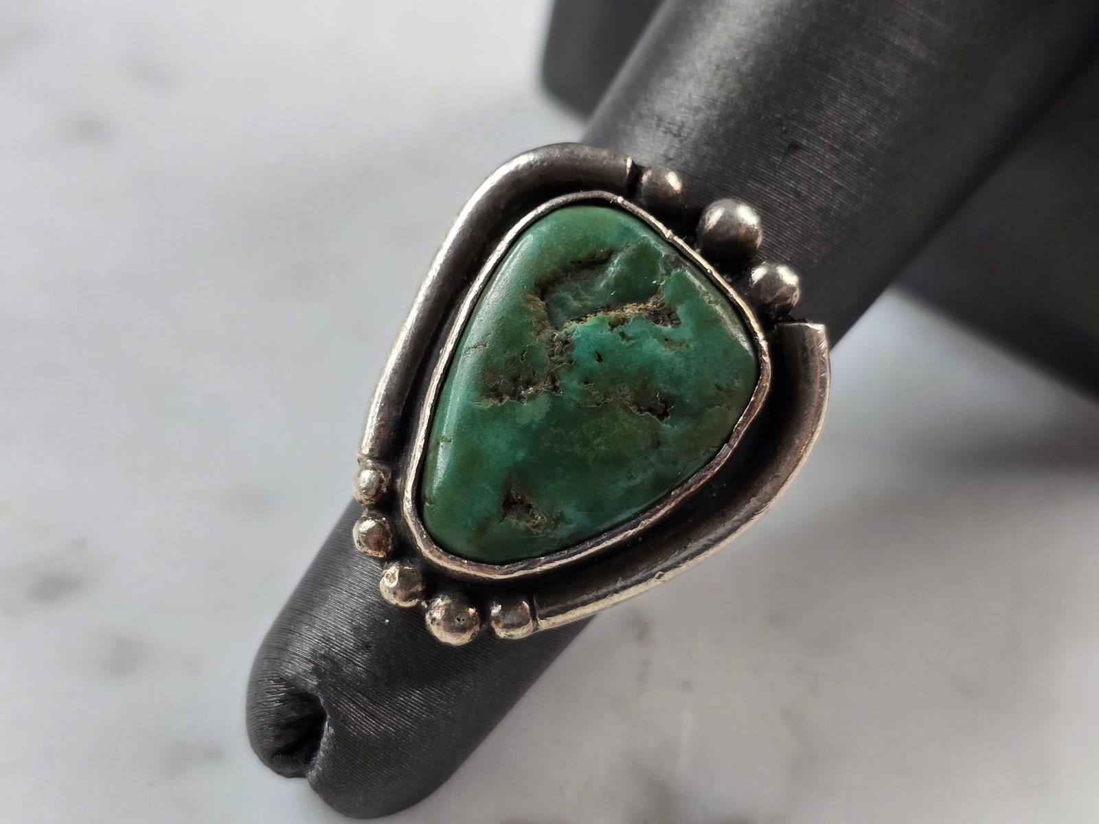 Womens Vintage Estate Sterling Silver Southwestern Turquoise Ring: A WOMENS VINTAGE ESTATE STERLING SILVER SOUTHWESTERN TURQUOISE RING. THE RING SIZE IS A 5.25, AND WEIGHS 8.1g. THE LENGTH OF THE RING IS 1". RING IS NOT MARKED, BUT IT HAS BEEN TESTED AND IS GUARANTEE