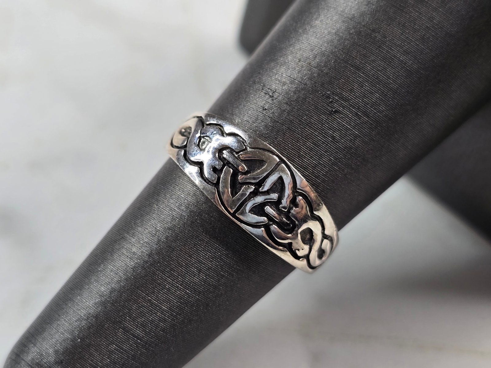 Womens Vintage Estate Sterling Silver Celtic Eternity Knot Ring: A WOMENS VINTAGE ESTATE STERLING SILVER MODERNIST ETERNITY KNOT RING. RING WEIGHS 2.7g, AND IS A SIZE 6.25. THE WIDTH OF THE RING IS 1/4". THIS WOULD MAKE A NICE GIFT FOR THAT SOMEONE SPECIAL. ANY QUE