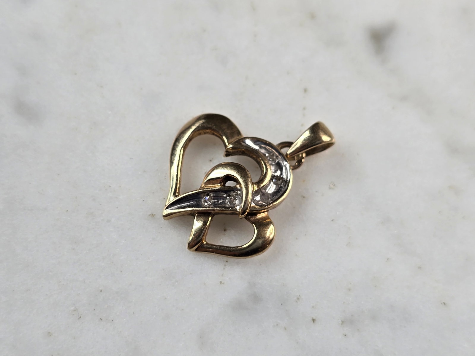 Womens Vintage Estate 10K Yellow Gold Diamond Heart Pendant: A WOMENS VINTAGE ESTATE 10K YELLOW GOLD HEART PENDANT. PENDANT WEIGHS 1.5g AND MEASURES 3/4" BY 1/2". PENDANT HAS 5 TINY DIAMONDS. THIS MAKES A GREAT GIFT FOR THAT SOMEONE SPECIAL. IF ANY QUESTIONS, P