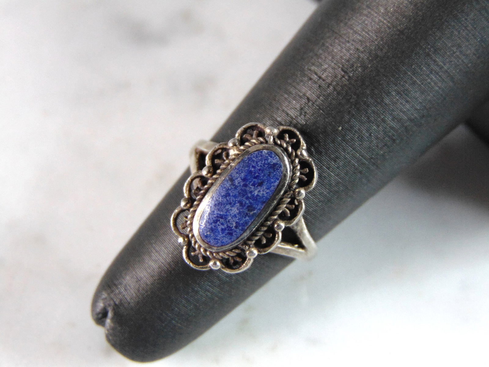 Womens Vintage Estate Sterling Silver Modernist Ring: FOR SALE IS THIS LOVELY VINTAGE STERLING SILVER MODERNIST RING. NOT SURE IF STONE IS NATURAL OR MAN MADE. THE TOTAL WEIGHT IS 2.7g, AND IS A SIZE 4.25. THIS RING WOULD MAKE A GREAT GIFT FOR SOMEONE SP