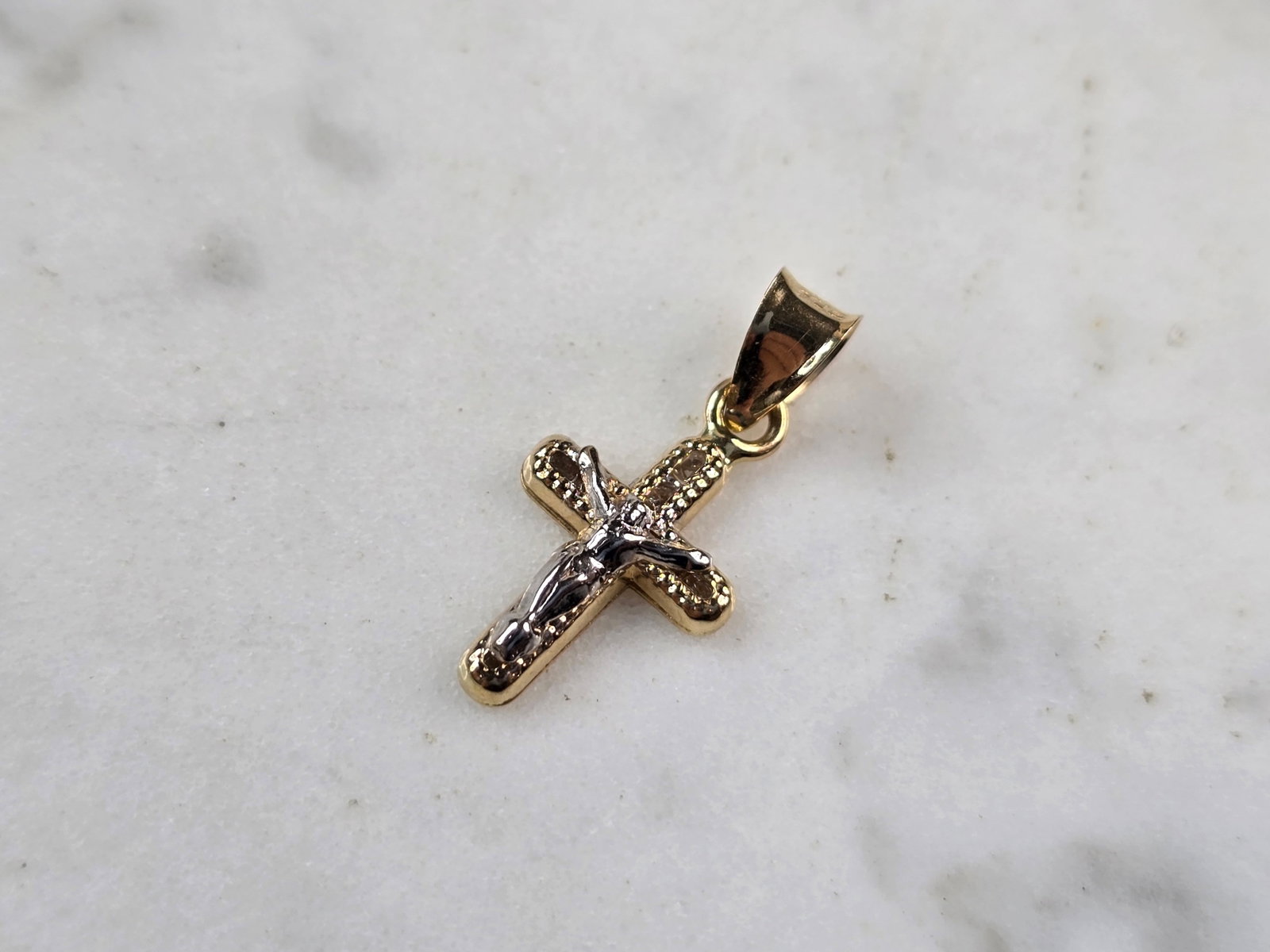 Womens Vintage Estate 14K Yellow Gold Religious Cross Pendant: A VINTAGE ESTATE 14K YELLOW & WHITE GOLD RELIGIOUS CROSS PENDANT. THE PENDANT WEIGHS 0.4g AND MEASURES 3/4" LONG BY 3/8" WIDE. PIECE IS MARKED 14K. MAKES A GREAT GIFT FOR THAT SOMEONE SPECIAL. ANY QUE