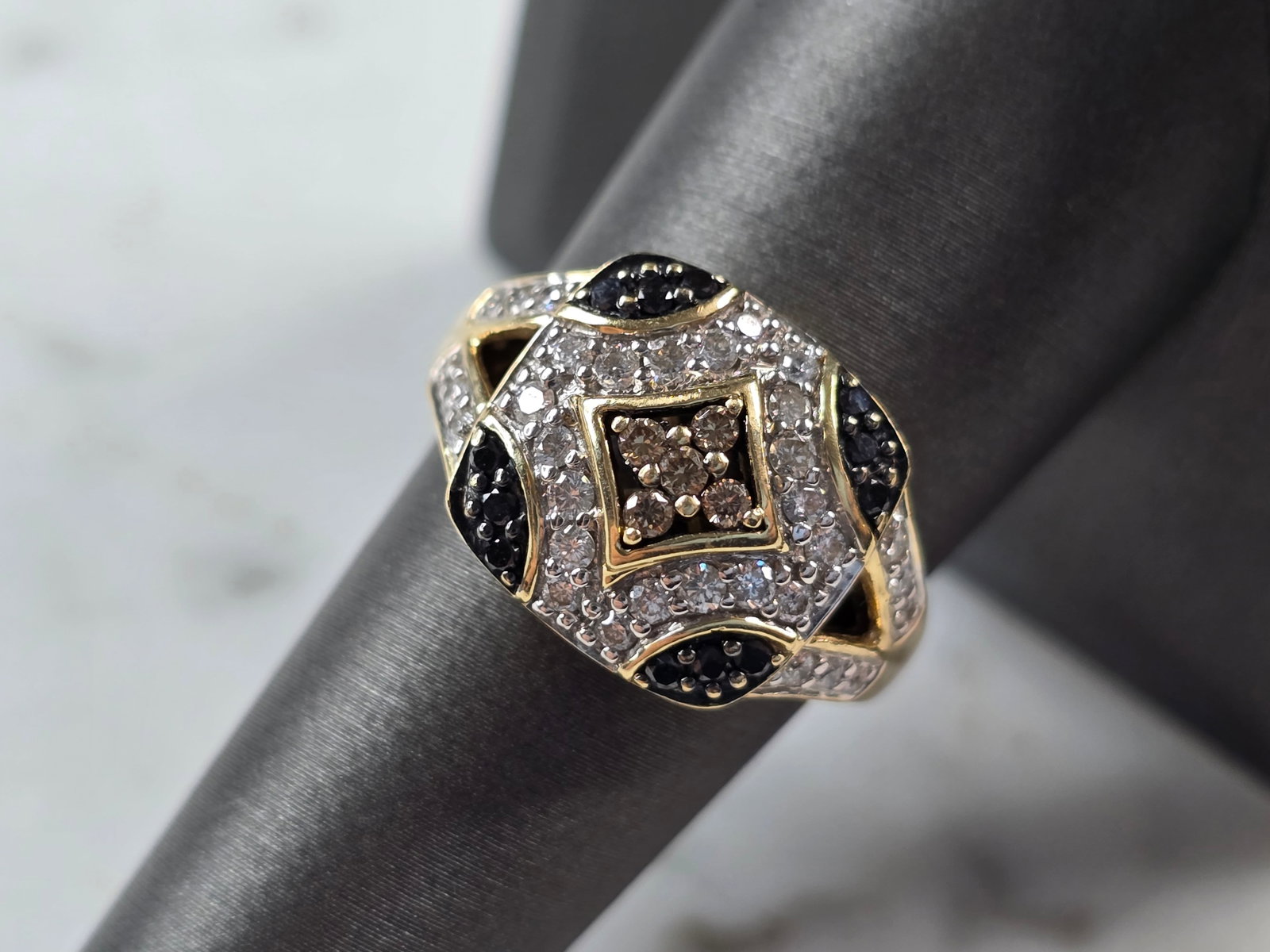 Womens Vintage Estate 14K Gold Chocolate Black Diamond Ring: A WOMENS VINTAGE ESTATE 14K WHITE GOLD DIAMOND RING WITH A MIX OF CHOCOLATE, BLACK & WHITE DIAMONDS. THE RING IS A SIZE 8.25 AND WEIGHS 5.0g. THERE ARE 49 TINY DIAMONDS IN THIS RING. THE RING MAKES A 