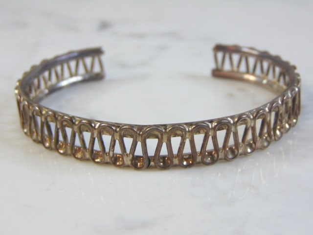 Estate Sterling Silver Cuff Bracelet: FOR SALE IS THIS WONDERFUL VINTAGE ESTATE STERLING CUFF BRACELET. THE BRACELET WEIGHS 23.3g AND IS ABOUT 3/8" WIDE. THE CIRCUMFERENCE OF THE BRACELET WITH THE GAP IS ABOUT 8 1/4". ANY QUESTIONS PLEASE