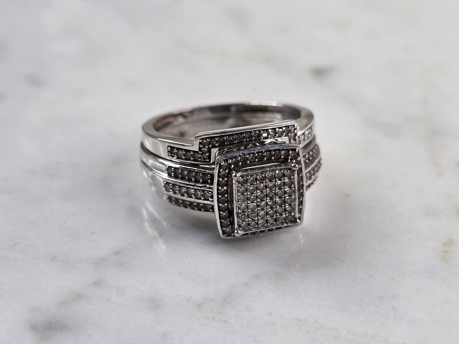 Womens Vintage Estate 10K White Gold Diamond Ring Set: A WOMENS VINTAGE ESTATE 10K WHITE GOLD DIAMOND RING SET. THERE ARE ABOUT 127 TINY DIAMONDS IN THIS SET. THE TOTAL WEIGHT IS 5.2g, AND IS A SIZE 7.0. THE WIDTH OF THE SET IS 1/2". ANY QUESTIONS PLEASE 