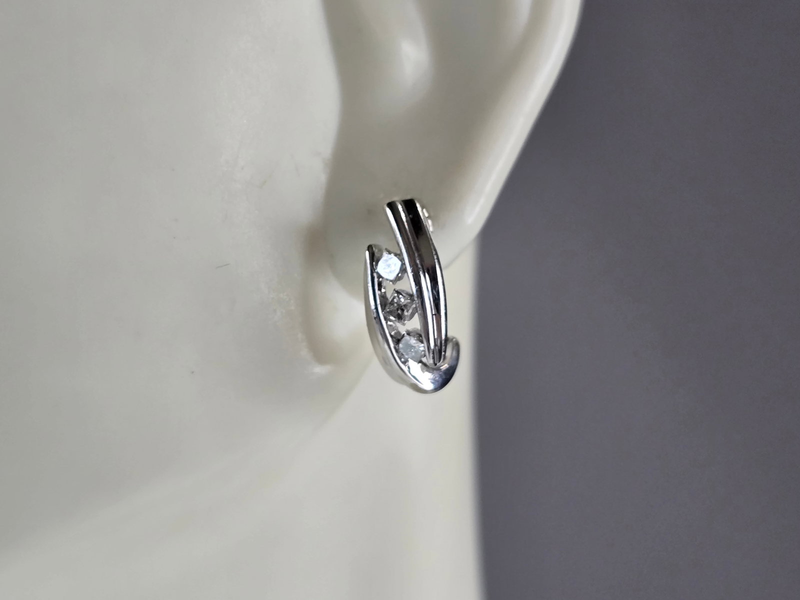 Womens Vintage Estate 10K White Gold Diamond Earrings (1 of 4)