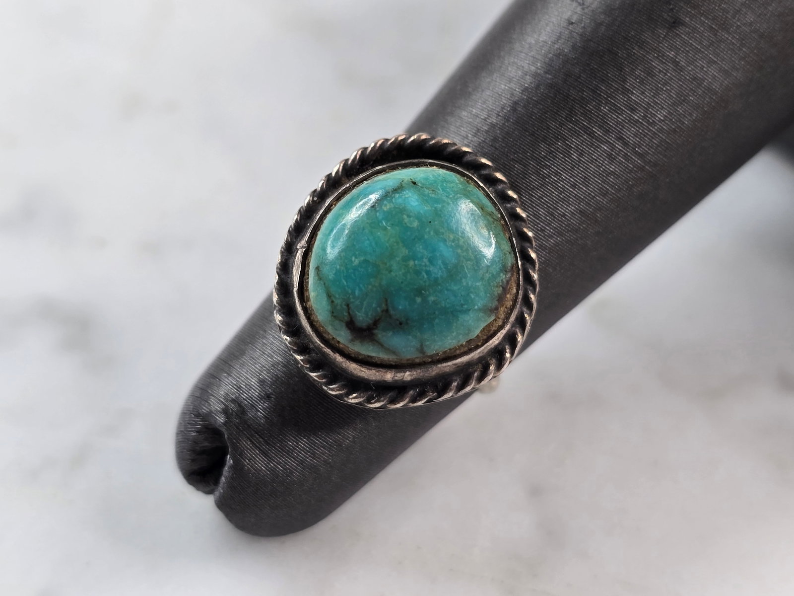 Womens Vintage Estate Sterling Silver Southwestern Turquoise Ring: A WOMENS VINTAGE ESTATE STERLING SILVER TURQUOISE RING. THE RING SIZE IS A 3.5, AND WEIGHS 2.8g. THE LENGTH OF THE RING IS 5/8". THIS WOULD MAKE A NICE GIFT FOR THAT SOMEONE SPECIAL. ANY QUESTIONS PLE
