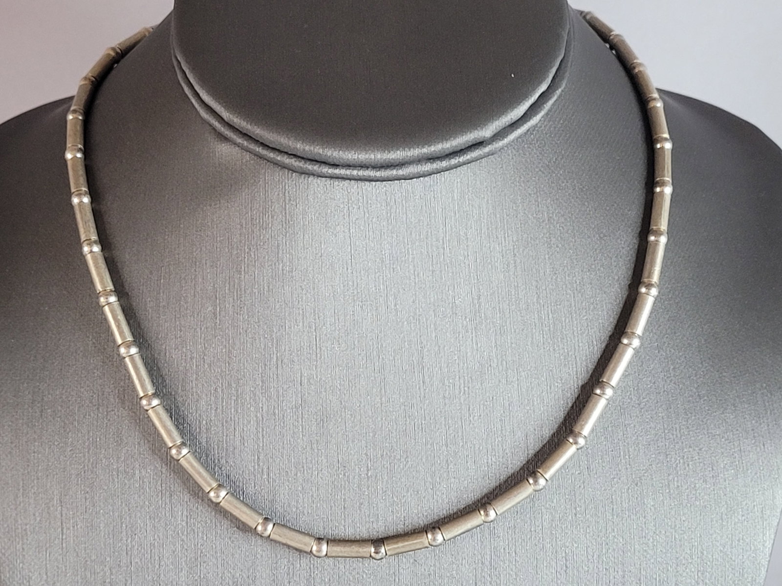 Womens Vintage Estate Sterling Silver Modernist Necklace: A WOMENS VINTAGE ESTATE STERLING SILVER NECKLACE . THE TOTAL WEIGHT IS 21.0g. THE NECKLACE MEASURES ABOUT 17", BY 1/8" WIDE . MAKES A GREAT GIFT FOR THAT SPECIAL SOMEONE.