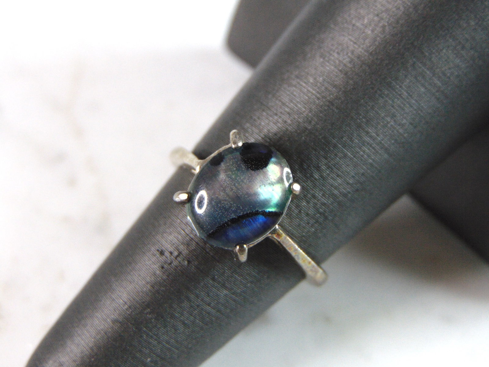 Womens Vintage Estate Sterling Silver Modernist Ring: A WOMENS VINTAGE ESTATE STERLING SILVER MODERNIST RING. NOT SURE WHAT THE STONE IS, WOULD BE BUYING AS IS. THE RING SIZE IS A 5.75, AND WEIGHS 2.2g. THIS WOULD MAKE A NICE GIFT FOR THAT SOMEONE SPECIA