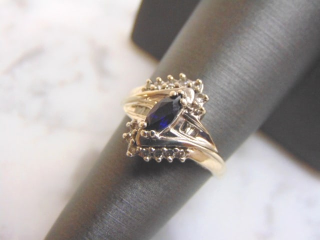 Womens Vintage Estate 10K White Gold Sapphire & Diamond Ring: A WOMENS VINTAGE ESTATE 10K WHITE GOLD SAPPHIRE & DIAMOND RING. THE RING IS A SIZE 7.0 AND WEIGHS 3.4g. THE SAPPHIRE IS ABOUT .40cts, WITH ABOUT .20cts OF DIAMONDS. NOT SURE IF THE SAPPHIRES ARE REAL 