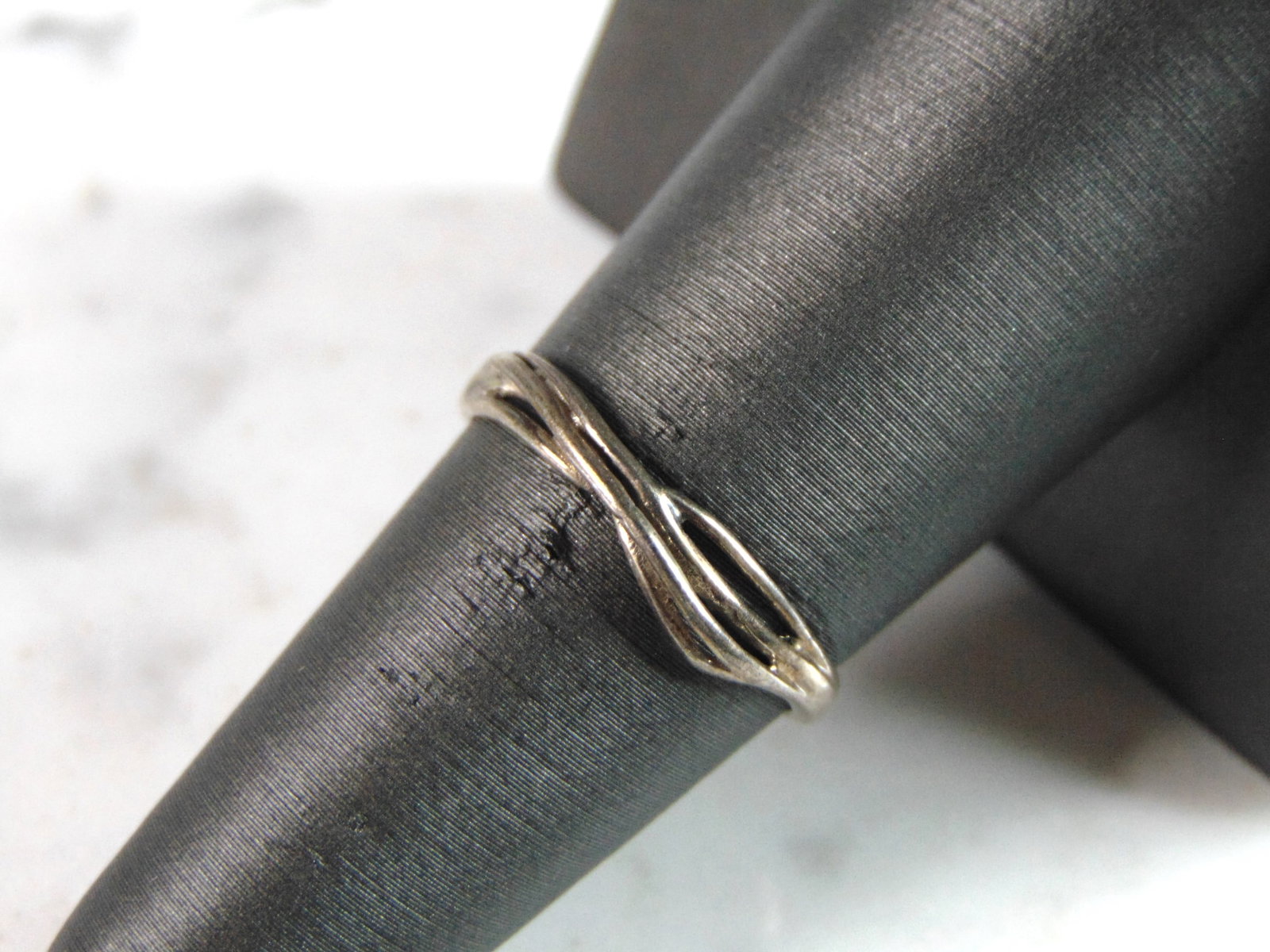 Womens Vintage Estate Sterling Silver Modernist Ring: FOR SALE IS THIS LOVELY VINTAGE STERLING SILVER MODERNIST RING. THE TOTAL WEIGHT IS 1.3g, AND IS A SIZE 6.75. THIS RING WOULD MAKE A GREAT GIFT FOR SOMEONE SPECIAL. ANY QUESTIONS PLEASE DONT HESITATE 