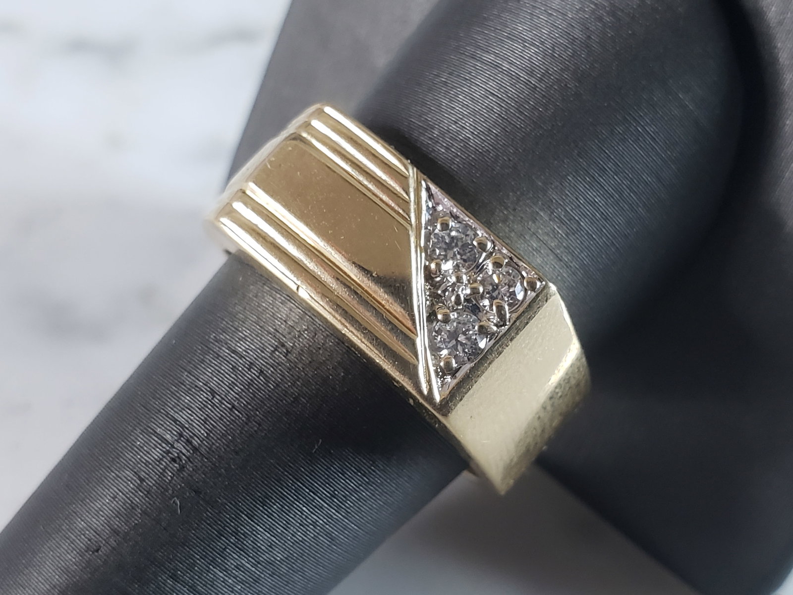 Mens Vintage Estate 14K Yellow Gold Diamond Ring: A MENS VINTAGE ESTATE 14K YELLOW GOLD DIAMOND RING WITH ABOUT 0.18cts OF DIAMONDS. THE TOTAL WEIGHT IS 12.8g, AND IS A SIZE 10.5. RING IS MARKED 14K. ANY QUESTIONS PLEASE DONT HESITATE TO ASK. BE SURE
