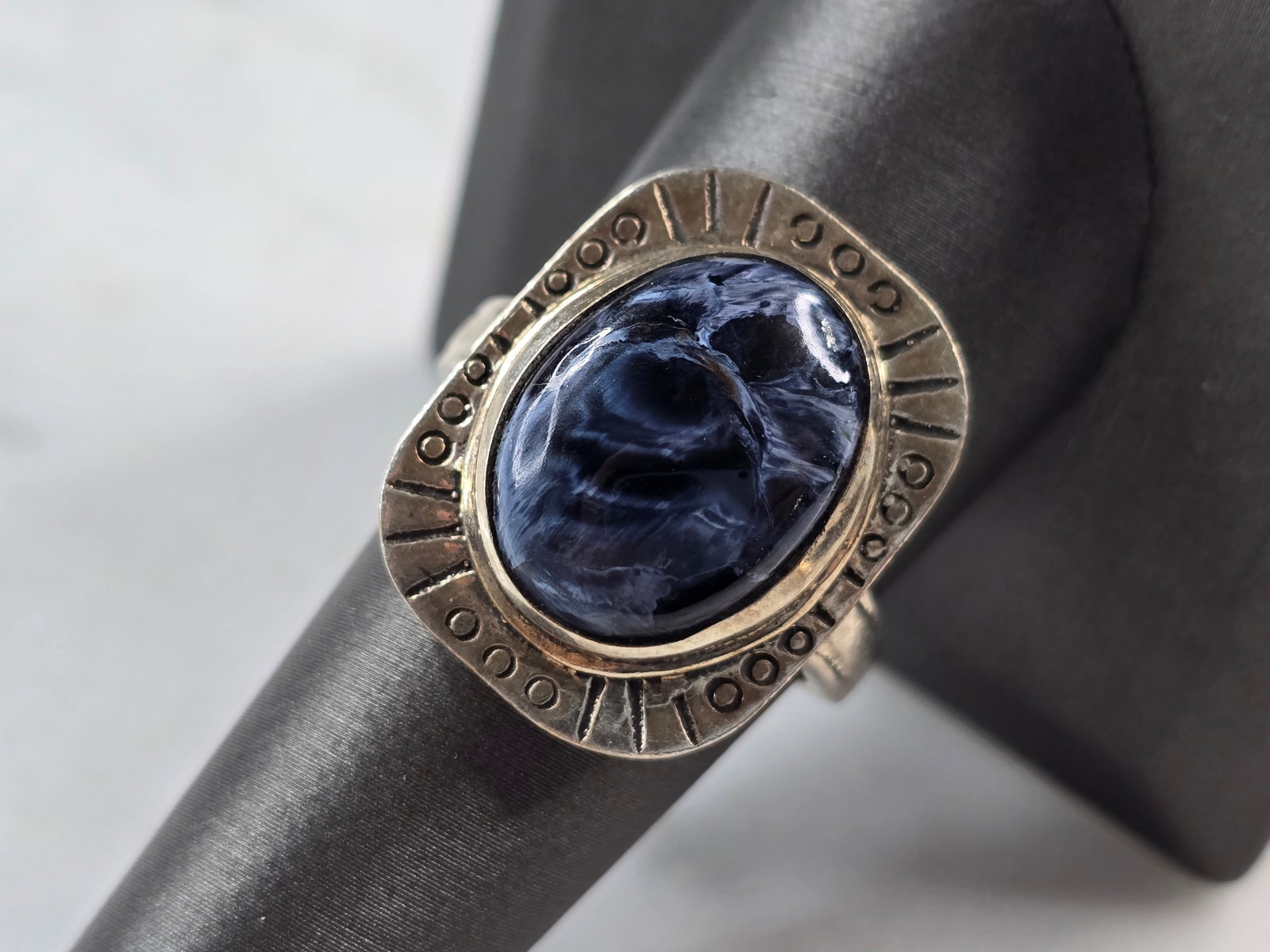 Womens Vintage Estate Sterling Silver Modernist Sodalite Ring: A WOMENS VINTAGE ESTATE STERLING SILVER MODERNIST RING WITH WHAT APPEARS TO BE A SODALITE STONE. RING WEIGHS 7.5g AND IS A SIZE 9.0. THE LENGTH OF THE RING IS 7/8". THIS WOULD MAKE A NICE GIFT FOR THA
