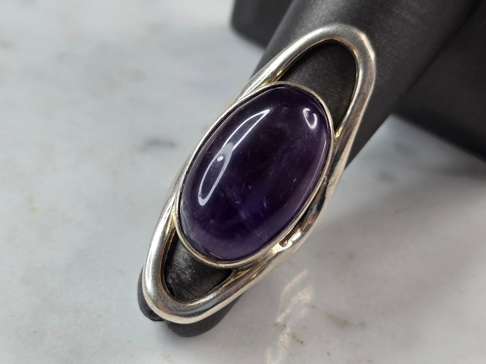 Womens Vintage Estate Sterling Silver Modernist Amethyst Ring: A LOVELY WOMENS VINTAGE ESTATE STERLING SILVER MODERNIST AMETHYST RING. RING SIZE IS 5.0, AND WEIGHS 15.0g. THE LENGTH OF THE RING IS 1 5/8". THIS WOULD MAKE A NICE GIFT FOR THAT SOMEONE SPECIAL. ANY 