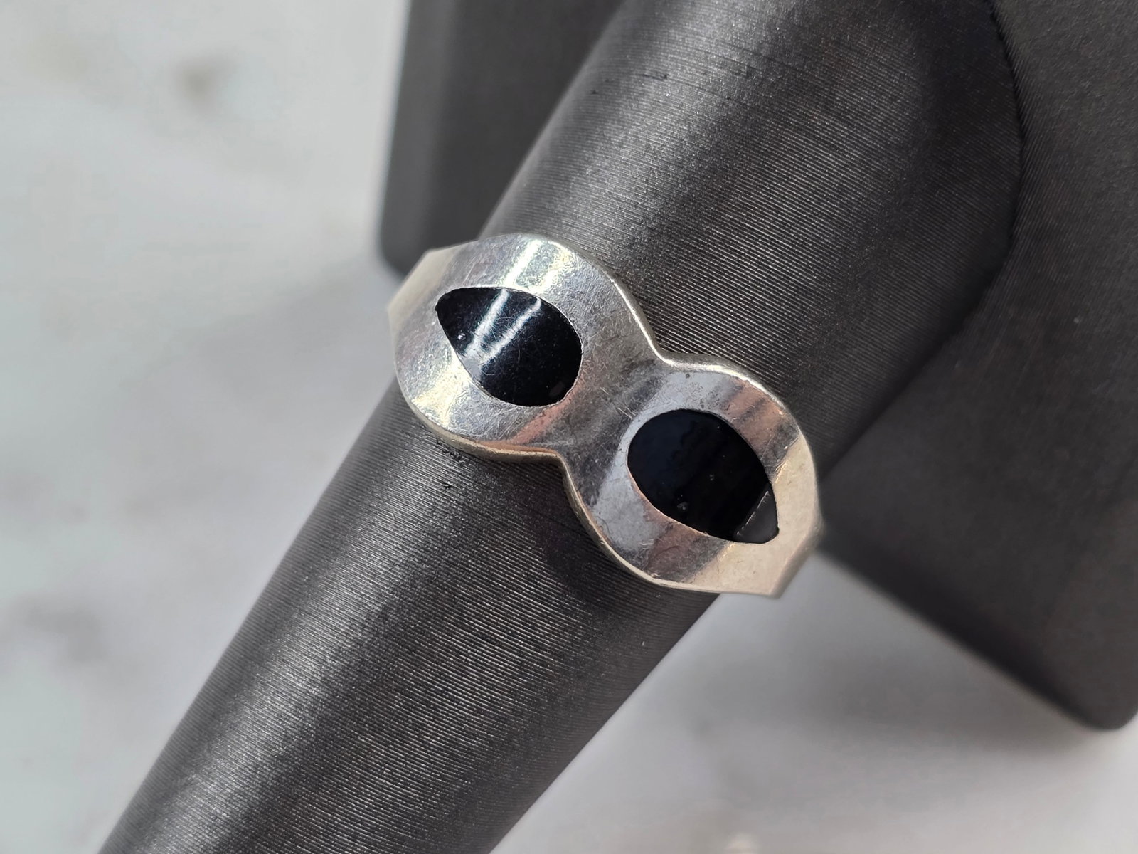 Womens Vintage Estate Sterling Silver Modernist Ring: A WOMENS VINTAGE ESTATE STERLING SILVER MODERNIST RING. RING SIZE IS 9.75, AND WEIGHS 6.6g. THE WIDTH OF THE RING IS 3/8". THIS WOULD MAKE A NICE GIFT FOR THAT SOMEONE SPECIAL. ANY QUESTIONS PLEASE DO