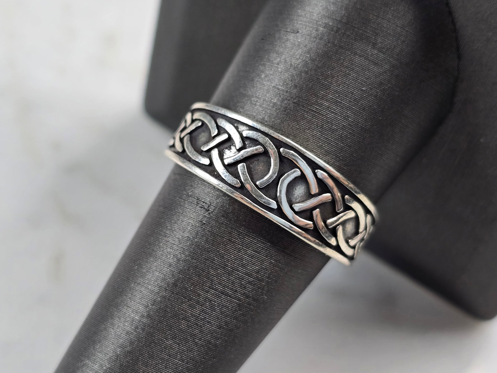 Mens Vintage Estate Sterling Silver WJ Celtic Eternity Knot Ring: A MENS VINTAGE ESTATE STERLING SILVER CELTIC ETERNITY KNOT RING, MADE BY WALDECK JOHNSON. RING WEIGHS 4.3g AND IS A SIZE 10.0. THE WIDTH OF THE RING IS 5/16". THIS WOULD MAKE A NICE GIFT FOR THAT SOME