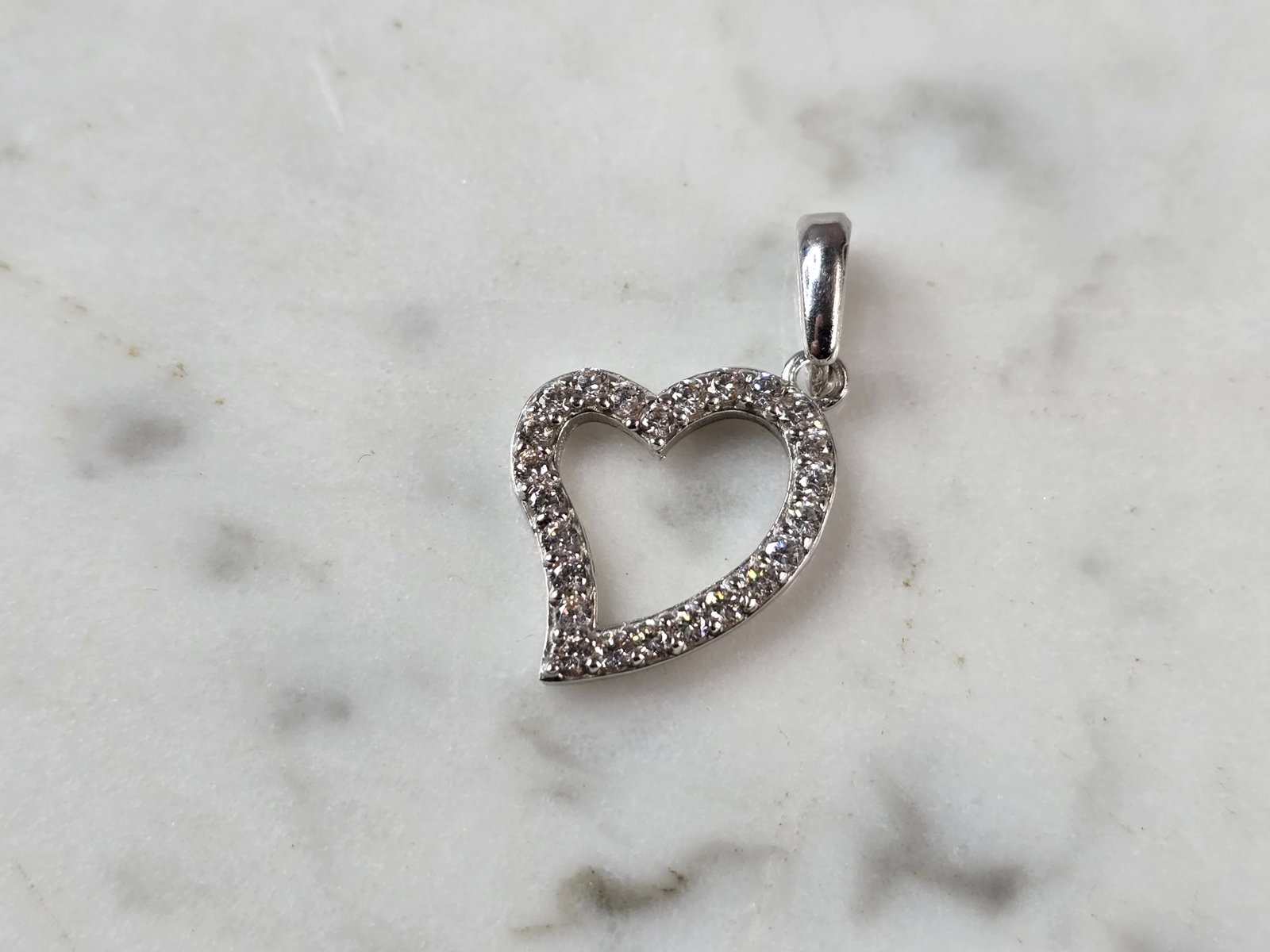 Womens Vintage 14k White Gold Heart Pendant w/ CZ: VINTAGE ESTATE 14K WHITE GOLD HEART PENDANT FIRIE CUBIC ZIRCONIA CHIPS. THE TOTAL WEIGHT IS 1.8g. THE PENDANT MEASURES 1" LONG BY 1/2" WIDE. MAKES A GREAT GIFT FOR THAT SOMEONE SPECIAL. ANY QUESTIONS,