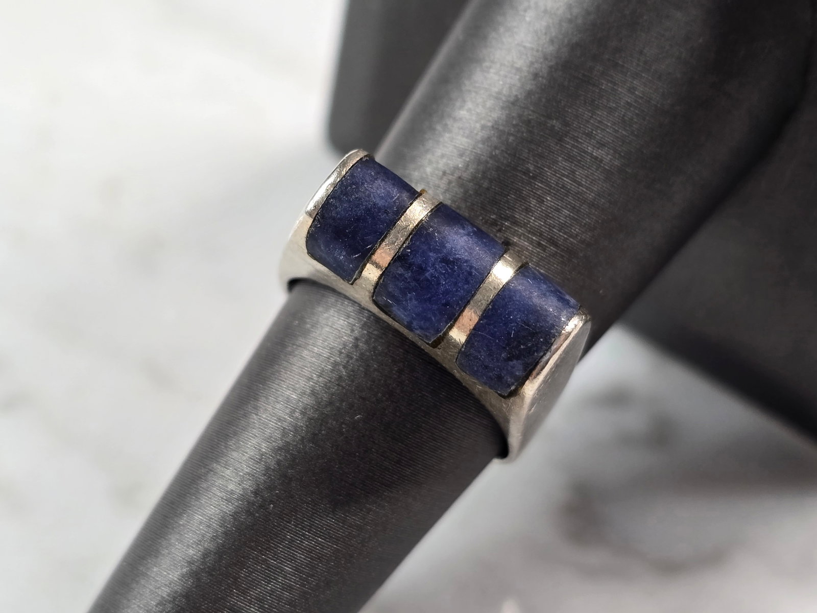 Womens Vintage Estate Sterling Silver Lapis Lazuli Stone Ring: A WOMENS VINTAGE STERLING SILVER LAPIS LAZULI STONE RING. THE TOTAL WEIGHT IS 7.5g, AND IS A SIZE 7.25. THE RING MEASURES 1/4". THIS RING WOULD MAKE A GREAT GIFT FOR SOMEONE SPECIAL. ANY QUESTIONS PLE