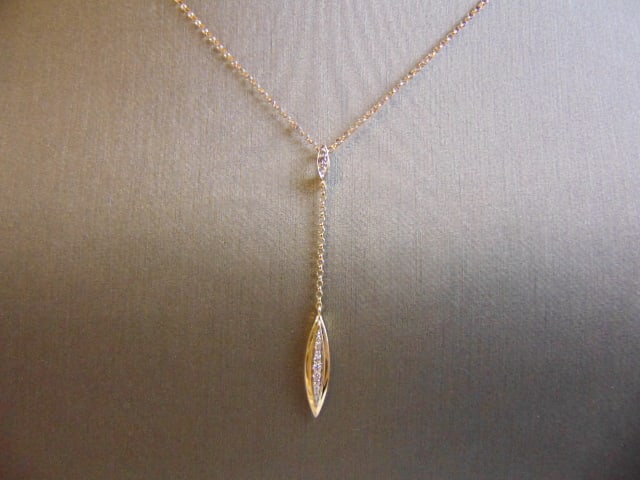 Womens 14K Gold Necklace w/ Diamond Chip Pendant: FOR SALE IS THIS LOVELY VINTAGE ESTATE 14K GOLD NECKLACE WITH A DIAMOND PENDANT. THE NECKLACE AND PENDANT WEIGHS 2.9g. NECKLACE MEASURES 19 1/4" LONG. THE PENDANT MEASURES 3/8" LONG BY 1/8" WIDE. THER