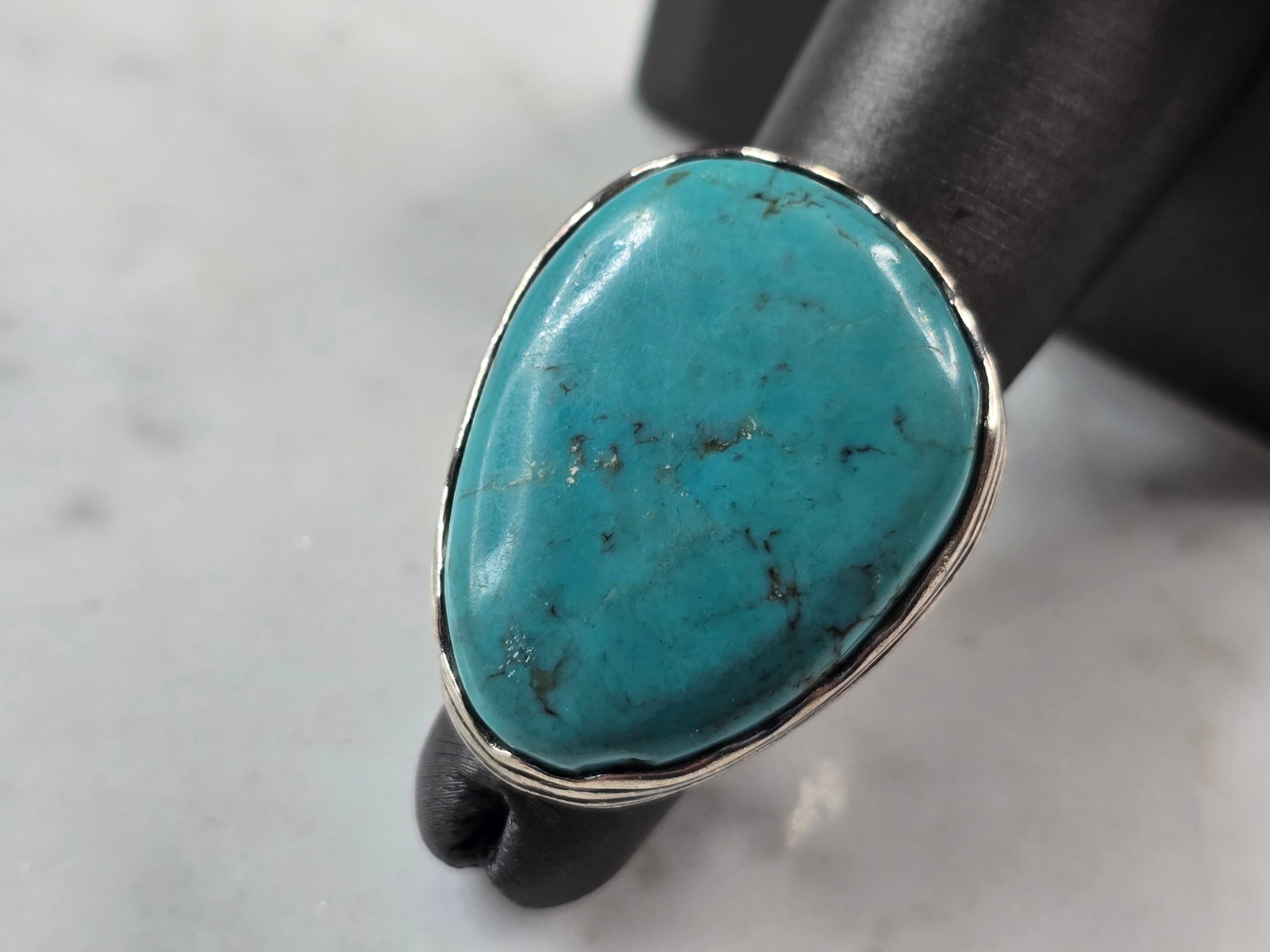 Womens Vintage Estate Sterling Silver Southwestern Turquoise Ring: A WOMENS VINTAGE ESTATE STERLING SILVER SOUTHWESTERN TURQUOISE RING. THE TOTAL WEIGHT IS 17.2g, AND IS A SIZE 11.75. THE LENGTH OF THE RING IS 1 1/4". THIS RING WOULD MAKE A GREAT GIFT FOR SOMEONE SPE