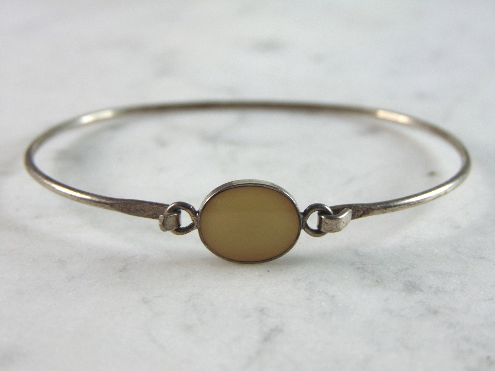 Womens Vintage Estate Sterling Silver Cuff Bracelet: FOR SALE IS A LOVELY VINTAGE ESTATE STERLING SILVER CUFF BRACELET, THAT WEIGHS 0.8g. THE BRACELET MEASURES 1/8" WIDE. THE OPENING MEASURES 6" IN CIRCUMFERENCE . ANY QUESTIONS PLEASE DO NOT HESITATE TO