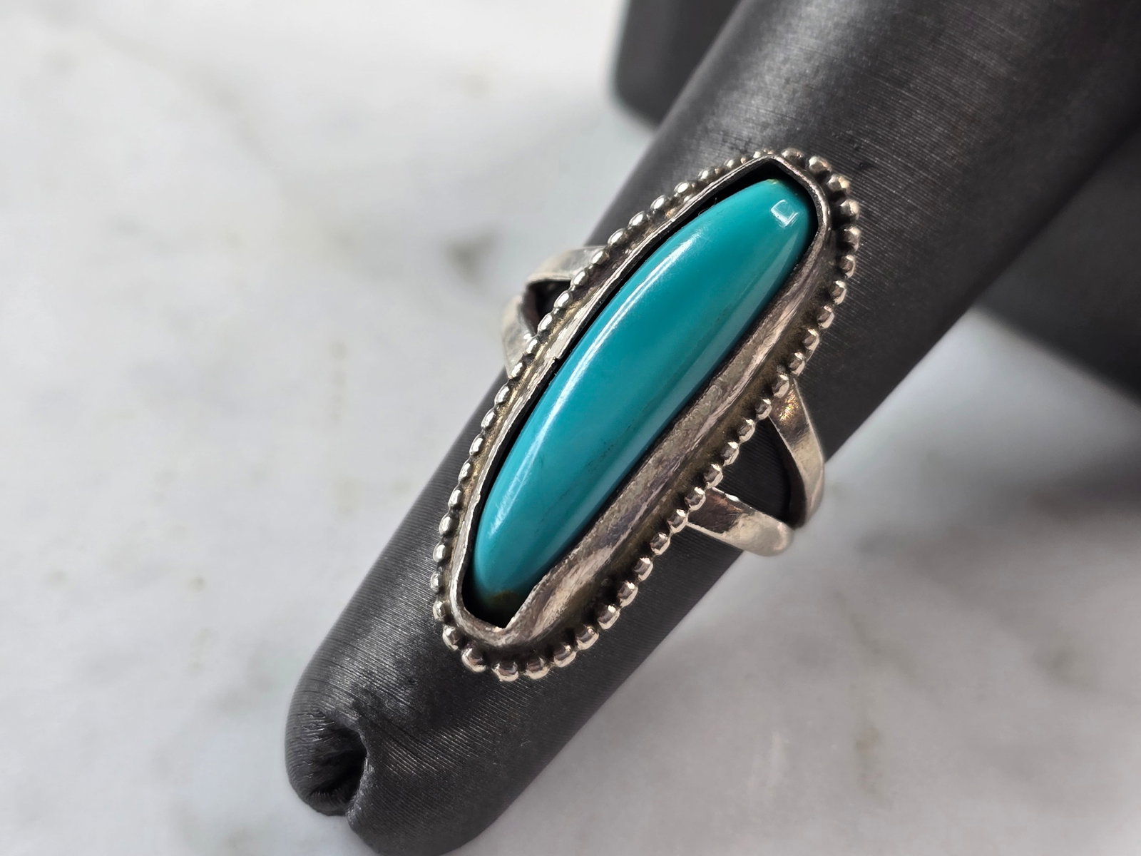 Womens Vintage Estate Sterling Silver Southwestern Turquoise Ring: A WOMENS VINTAGE ESTATE STERLING SILVER SOUTHWESTERN TURQUOISE RING. THE TOTAL WEIGHT IS 7.3g, AND IS A SIZE 6.0. THE LENGTH OF THE RING IS 1 1/8". THIS RING WOULD MAKE A GREAT GIFT FOR SOMEONE SPECIA