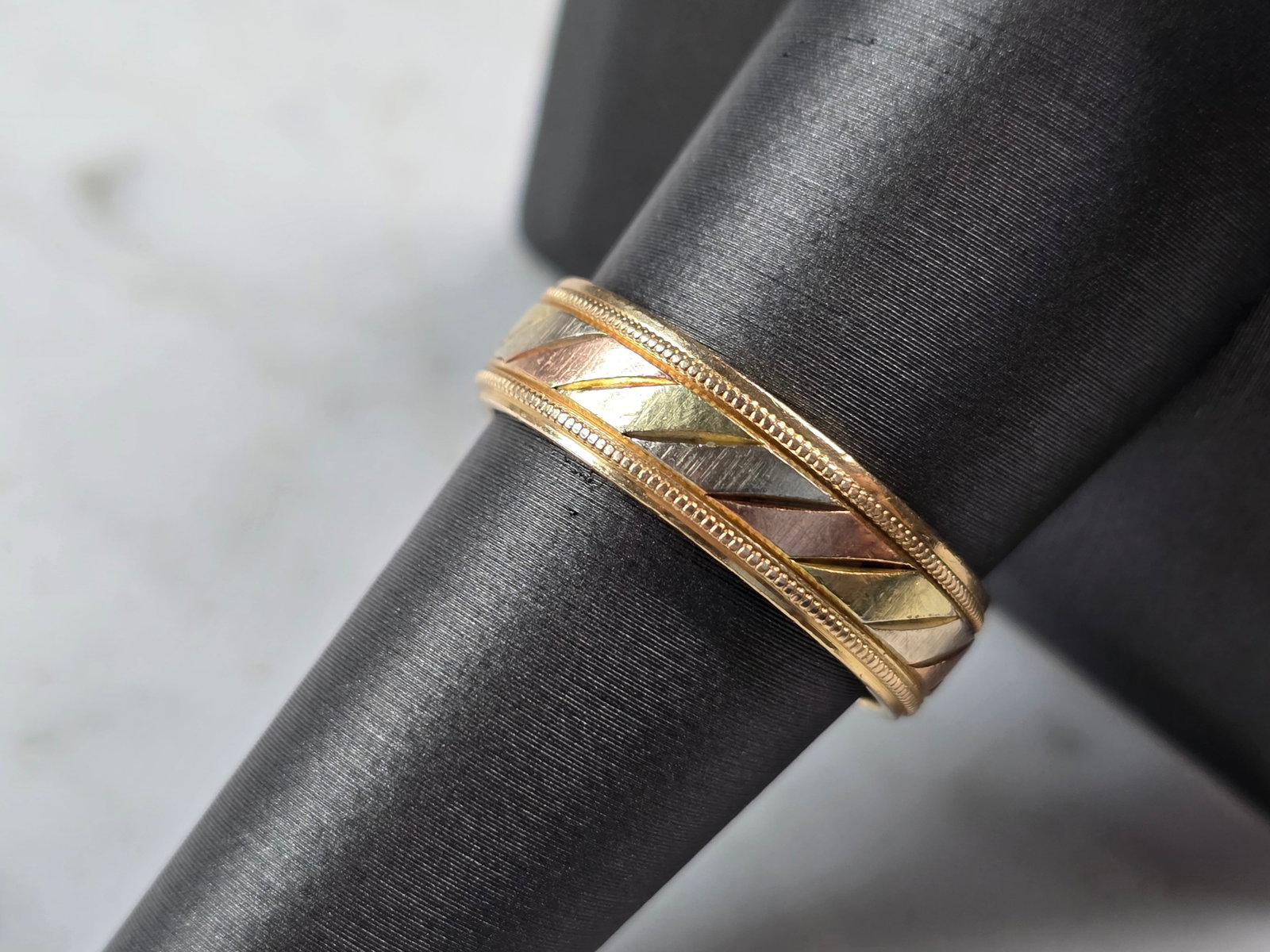 Mens Vintage Estate 14k Mixed Gold Artcarved Wedding Band Ring: A MENS VINTAGE ESTATE 14K MIXED GOLD WEDDING RING. THE TOTAL WEIGHT IS 5.6g AND IS A SIZE 9.0. THE WIDTH OF THE RING MEASURES 1/4". RING IS MARKED "14K, ARTCARVED" ON THE INSIDE OF THE BAND. ANY QUEST