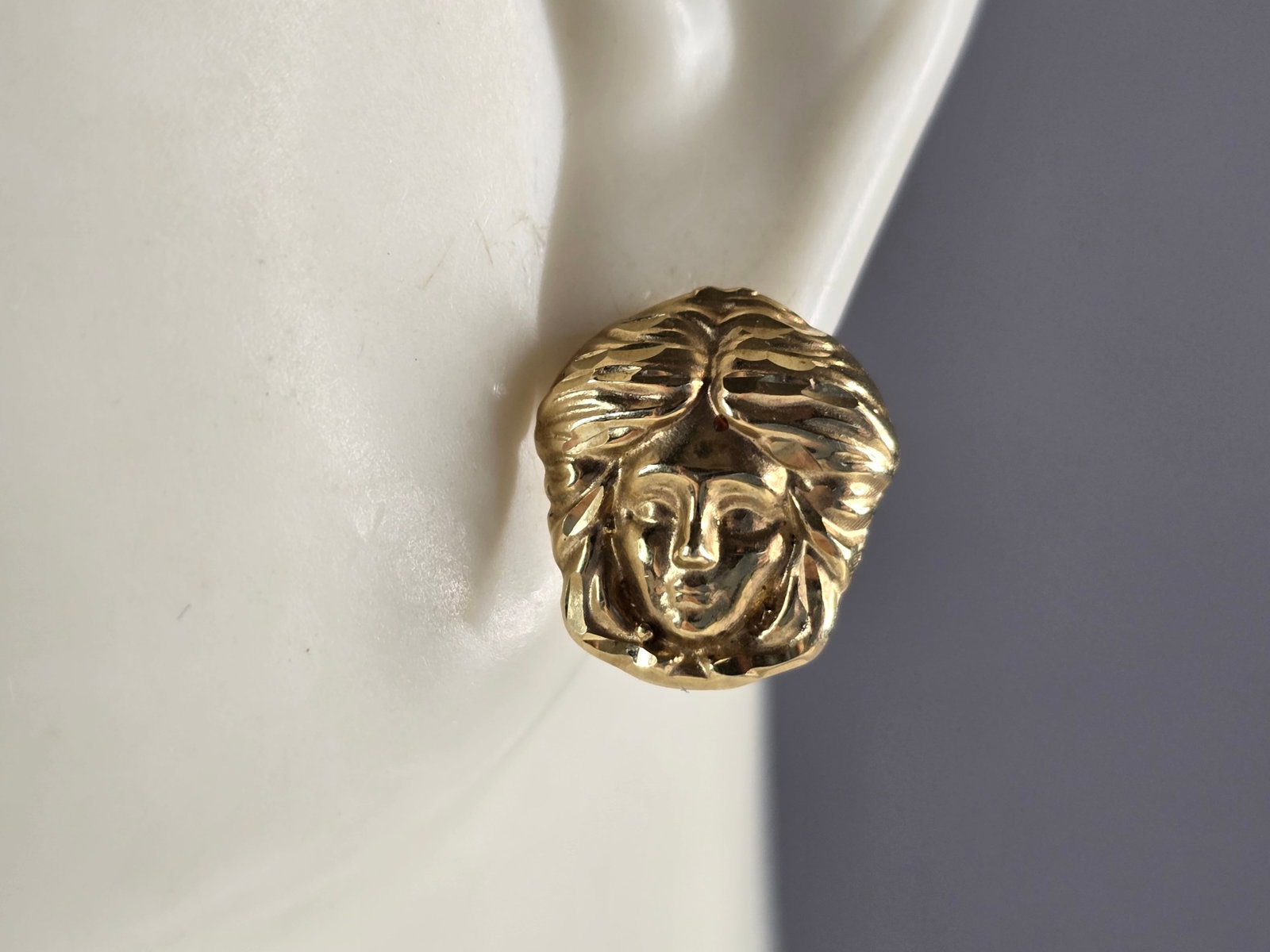 Womens Vintage Estate 10K Gold Medusa Head Stud Earrings (1 of 4)