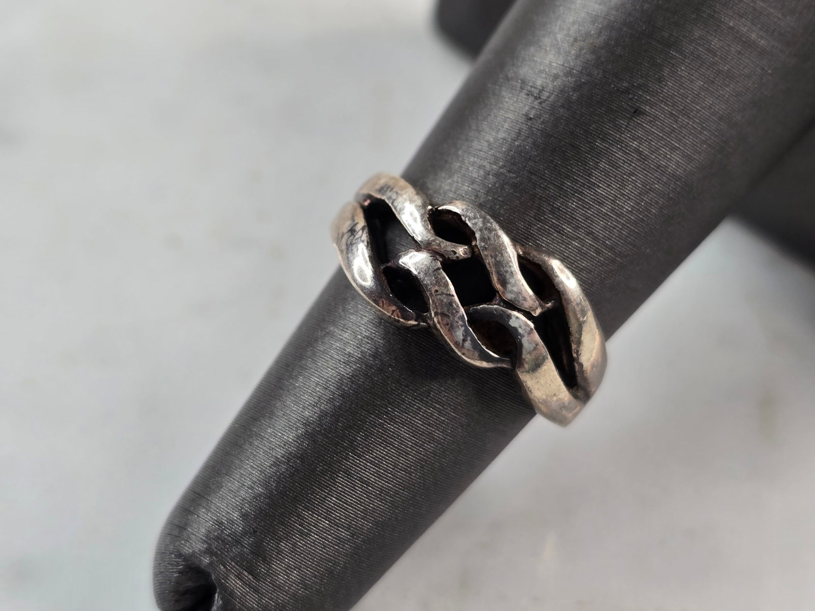 Womens Vintage Estate Sterling Silver Celtic Eternity Knot Ring: A WOMENS VINTAGE ESTATE STERLING SILVER MODERNIST ETERNITY KNOT RING. RING WEIGHS 4.3g, AND IS A SIZE 5.5. THE WIDTH OF THE RING IS 1/4". THIS WOULD MAKE A NICE GIFT FOR THAT SOMEONE SPECIAL. ANY QUES