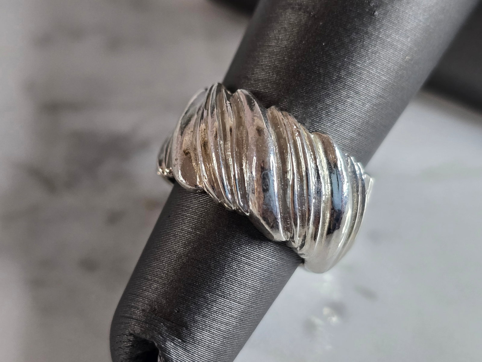 Womens Vintage Estate Sterling Silver Modernist Ring: A WOMENS VINTAGE ESTATE STERLING SILVER MODERNIST RING. THE RING WEIGHS 7.4g, AND IS A SIZE 5.0. THE WIDTH OF THE RING IS 3/8". ANY QUESTIONS PLEASE DO NOT HESITATE TO ASK. BE SURE TO CHECK OUT SOME O