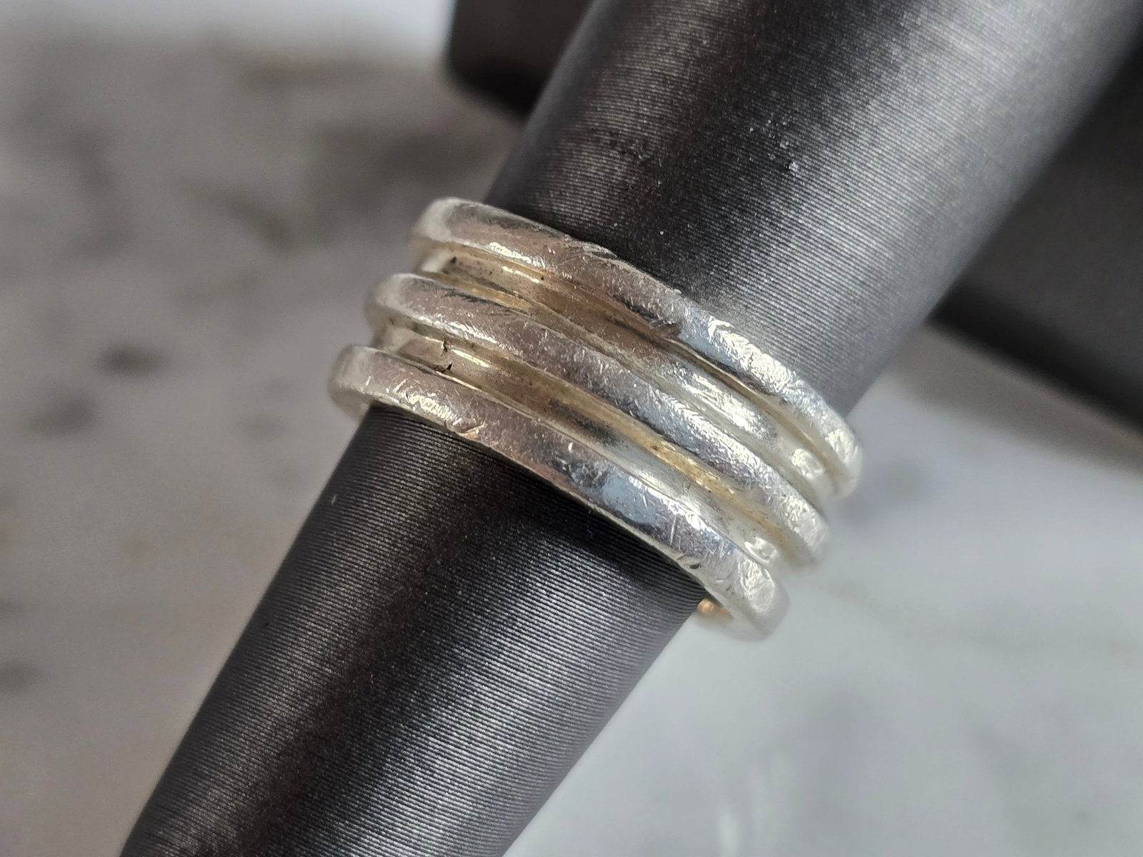 Womens Vintage Estate Sterling Silver Modernist Ring: A WOMENS VINTAGE ESTATE STERLING SILVER MODERNIST RING. THE RING WEIGHS 9.7g, AND IS A SIZE 6.5. THE LENGTH OF THE RING IS 3/8". ANY QUESTIONS PLEASE DO NOT HESITATE TO ASK. BE SURE TO CHECK OUT SOME 