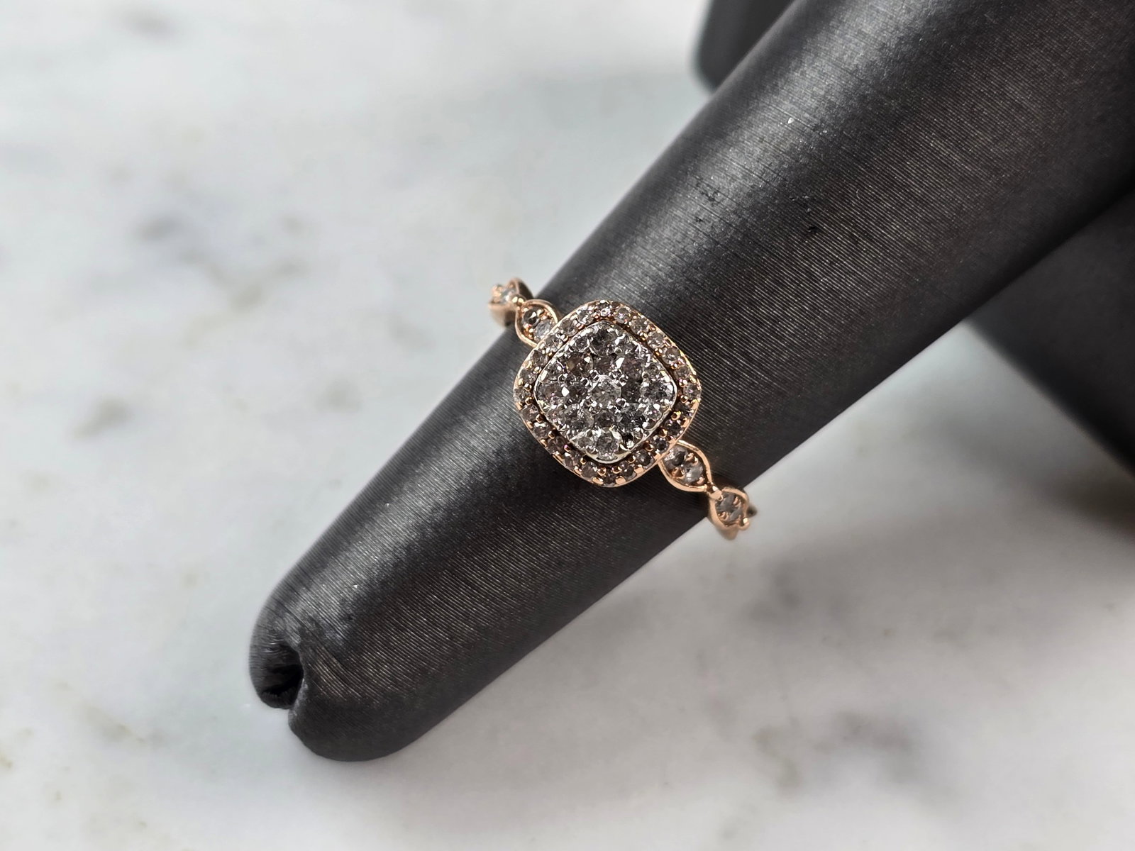 Womens Vintage Estate 10K Rose Gold Diamond Ring: A WOMENS VINTAGE ESTATE 10K ROSE GOLD DIAMOND RING. THE RING WEIGHS 2.7g, AND IS A SIZE 5.25. THE WIDTH OF THE RING IS 3/8". THERE ARE ABOUT 48 SMALL DIAMONDS IN THIS RING. RING IS NOT MARKED, BUT IT 