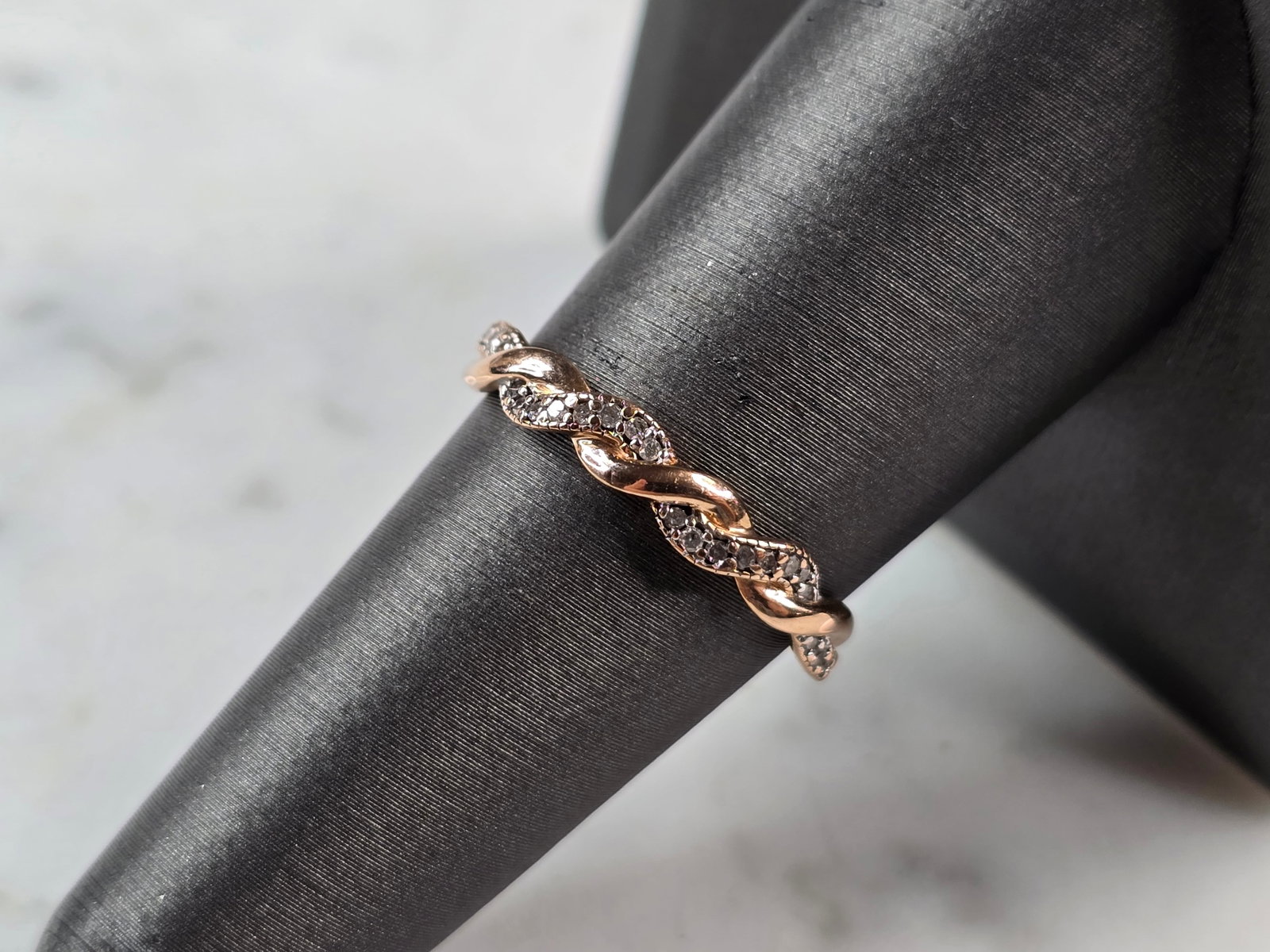 Womens Vintage Estate 10K Rose Gold Diamond Ring: A WOMENS VINTAGE ESTATE 10K ROSE GOLD DIAMOND RING. THE RING WEIGHS 1.6g, AND IS A SIZE 7.5. THE WIDTH OF THE RING IS 1/8". THERE ARE 22 SMALL DIAMONDS IN THIS RING. RING IS MARKED. ANY QUESTIONS, PLE