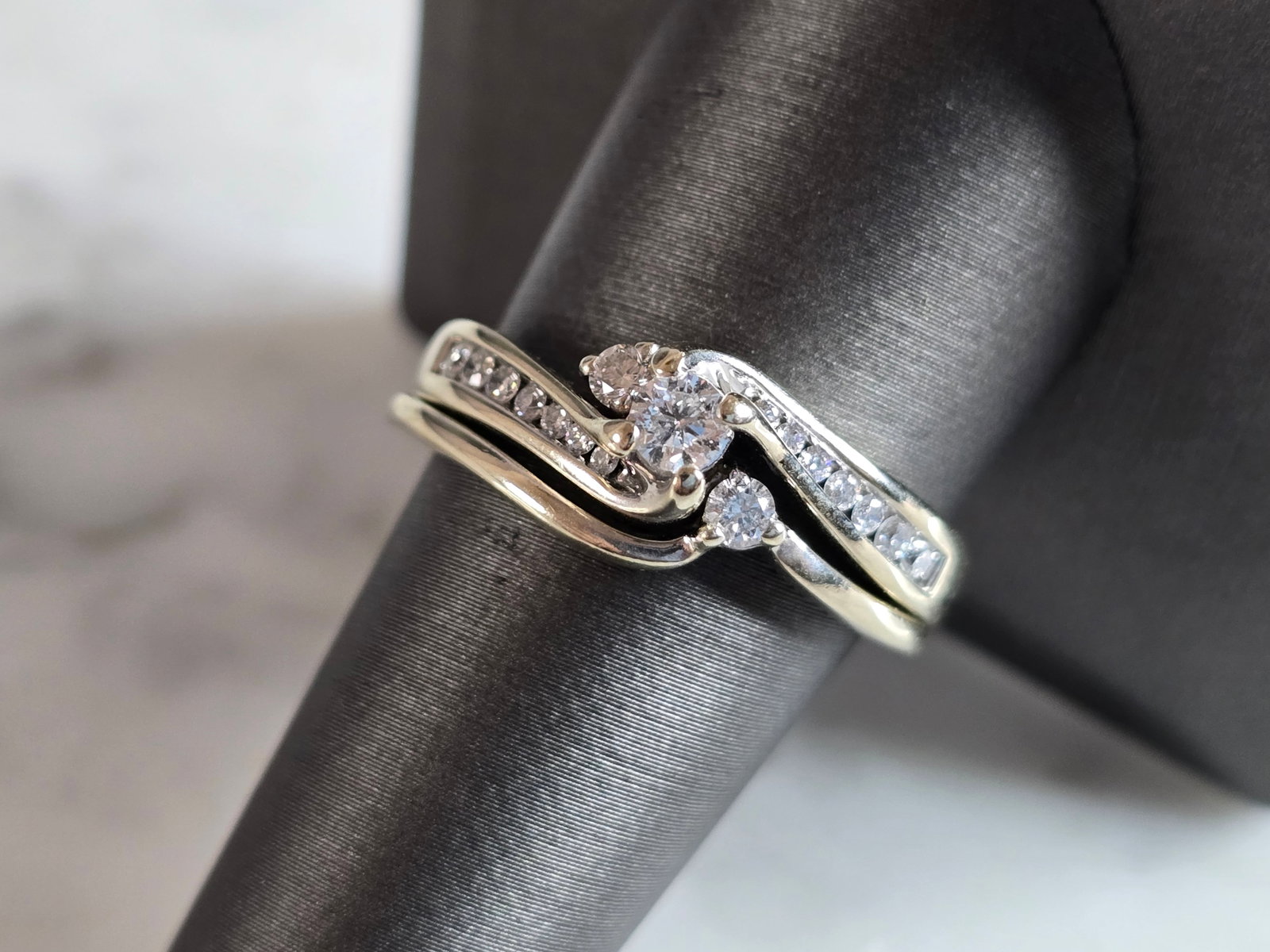 Womens Vintage Estate 14K White Gold Diamond Engagement Ring: A WOMENS VINTAGE ESTATE 14K WHITE GOLD DIAMOND ENGAGEMENT RING. RING IS A SIZE 10.0, AND WEIGHS 7.1g. THERE ARE ABOUT 0.66cts OF DIAMONDS. THE CENTER DIAMOND IS ABOUT 0.20cts. THE WIDTH OF THE RING IS