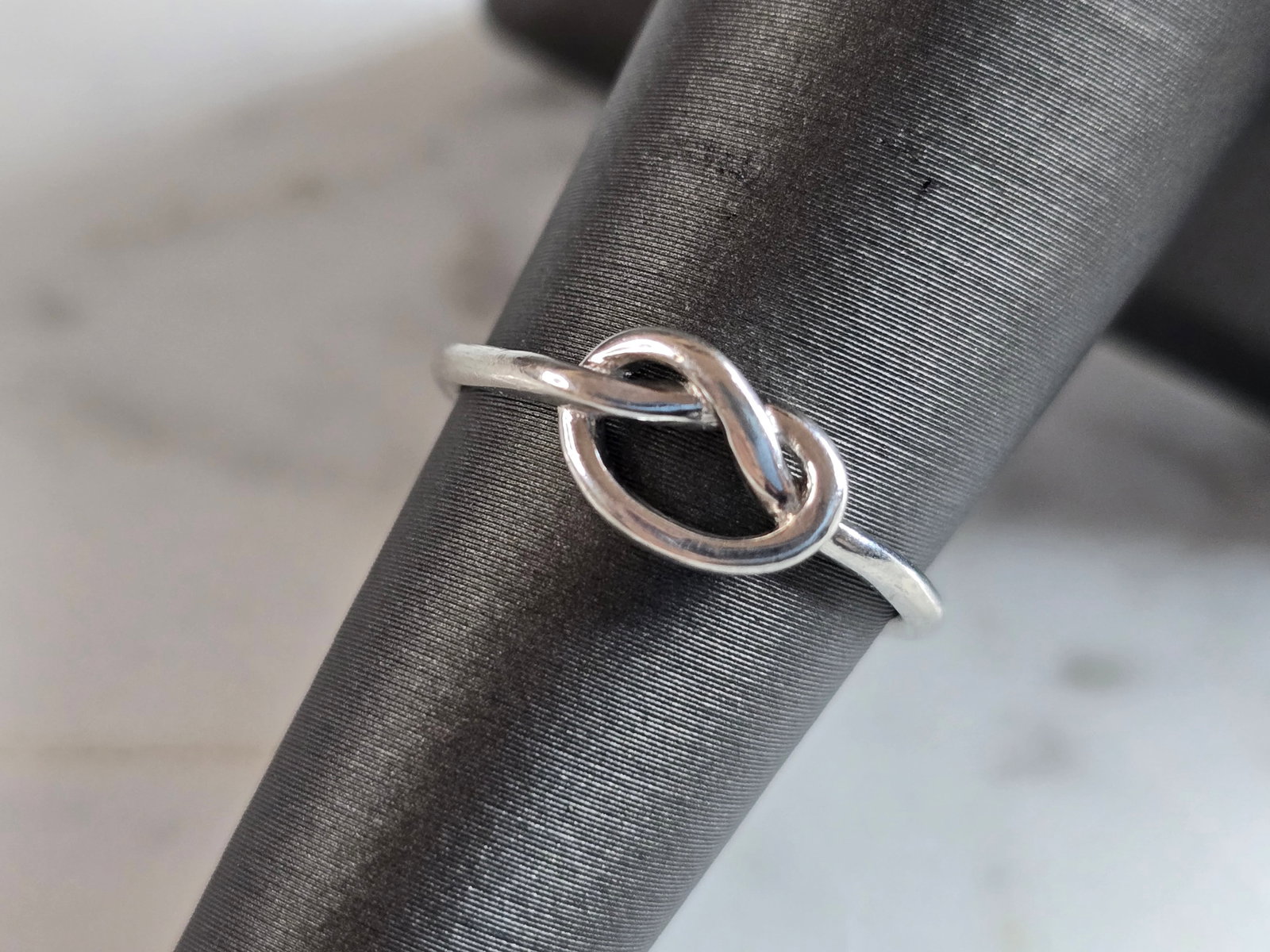 Womens Vintage Estate Sterling Silver Lovers Knot Ring: A WOMENS VINTAGE ESTATE STERLING SILVER LOVERS KNOT RING. RING SIZE IS A 6.0 AND WEIGHS 1.3g. THE WIDTH OF THE RING IS 1/4". RING IS MARKED "925". THIS WOULD MAKE A NICE GIFT FOR THAT SOMEONE SPECIAL.